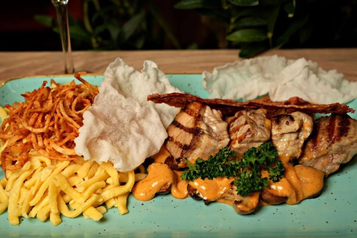 Restaurant/places to eat in Hotel Amper