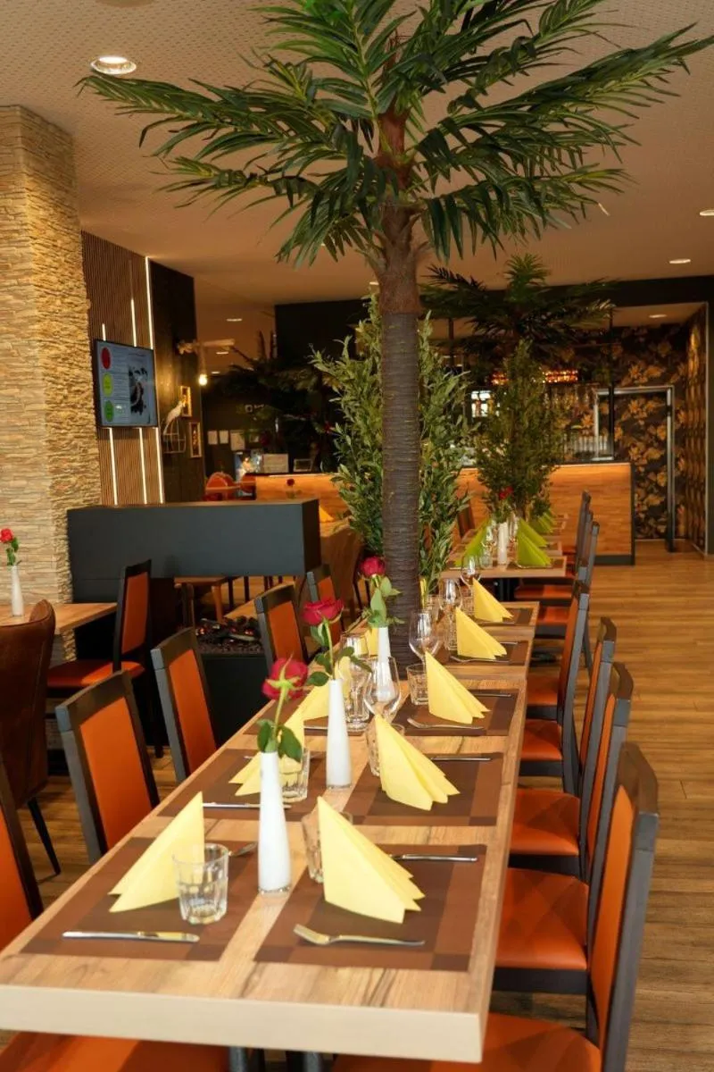 Restaurant/places to eat in Hotel Amper