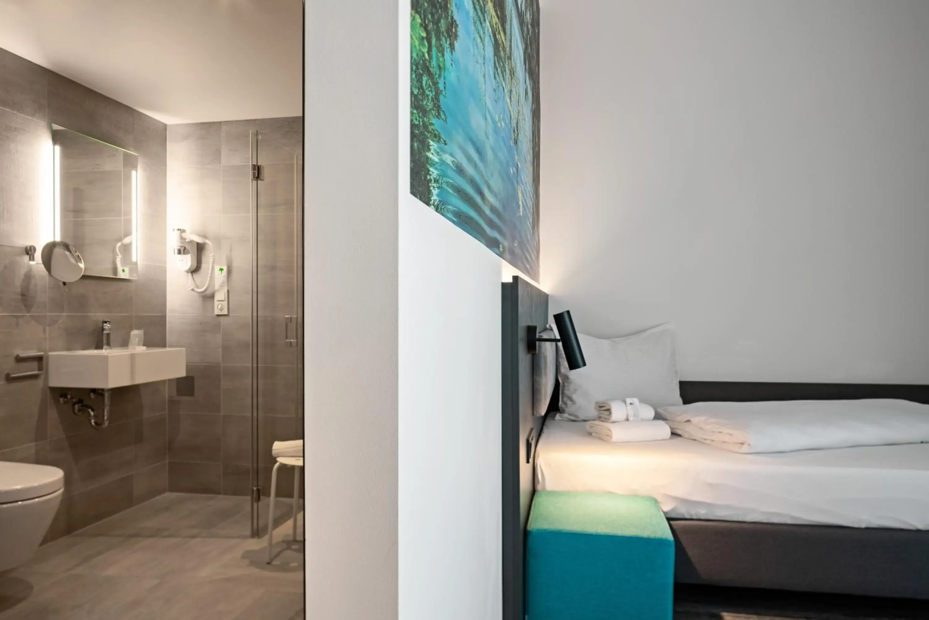 Shower, Bed in Hotel Amper Shower, Bed in Hotel Amper