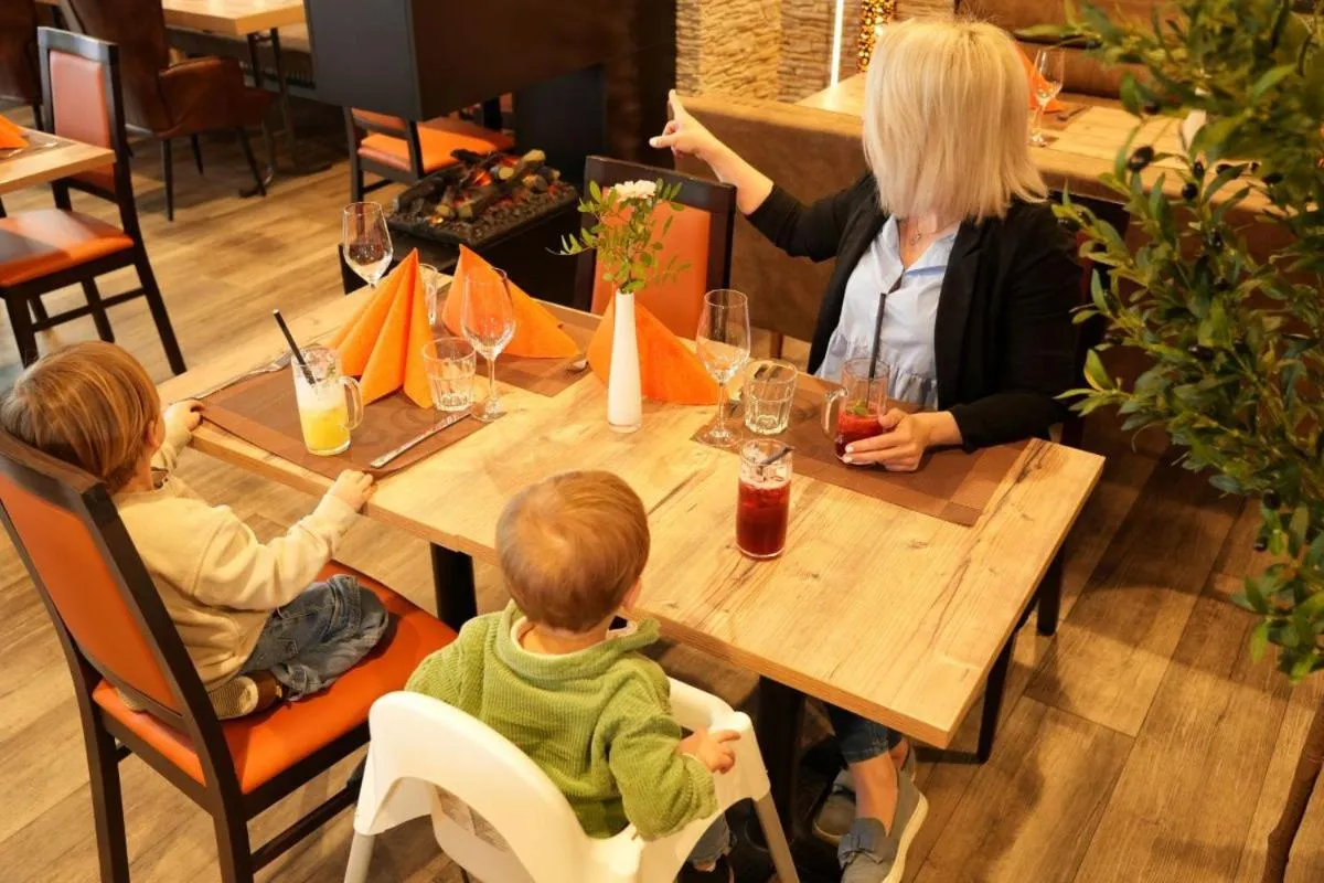 Restaurant/places to eat in Hotel Amper