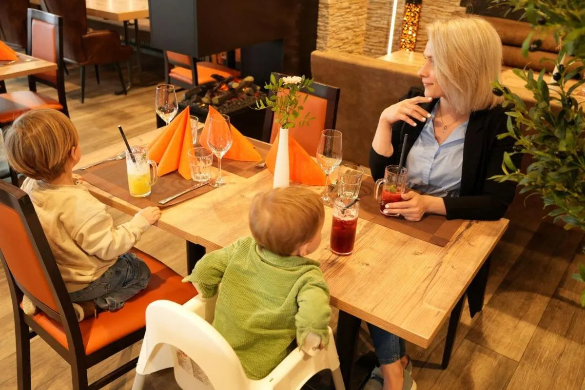 Restaurant/places to eat in Hotel Amper