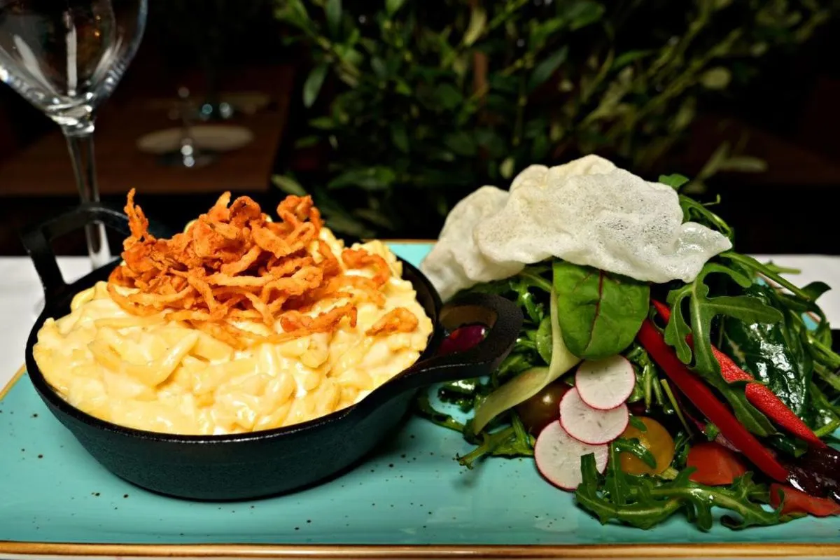 Restaurant/places to eat in Hotel Amper