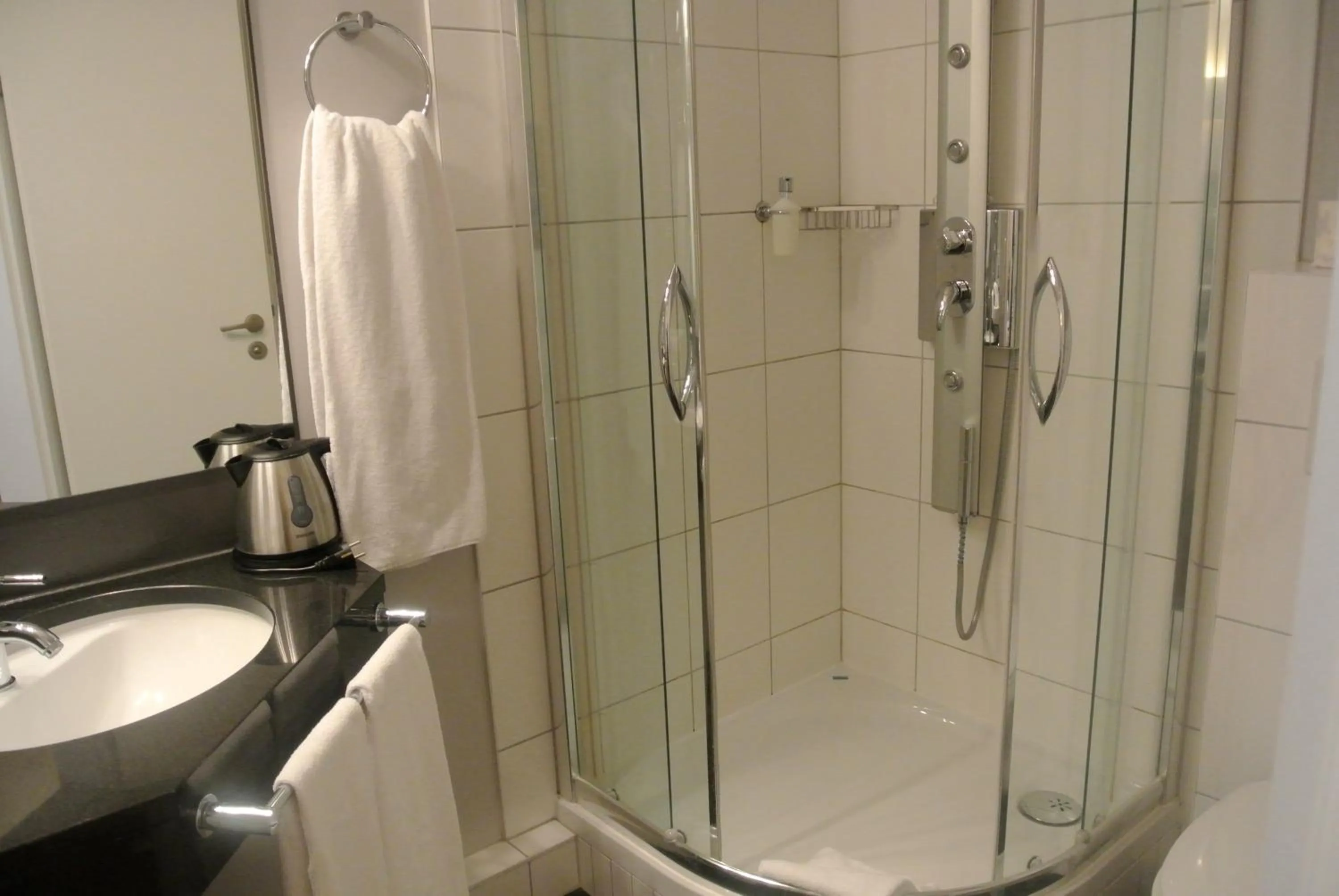 Bathroom in Town Hotel Wiesbaden - kleines Privathotel in Bestlage