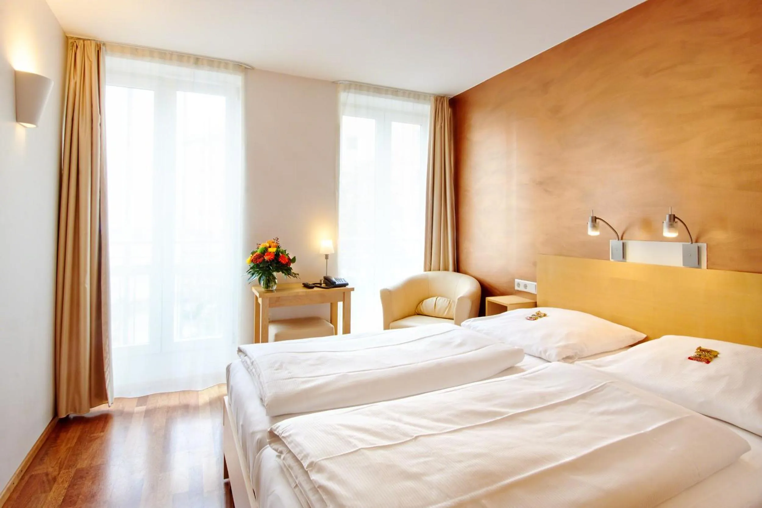 Photo of the whole room, Bed in Town Hotel Wiesbaden - kleines Privathotel in Bestlage