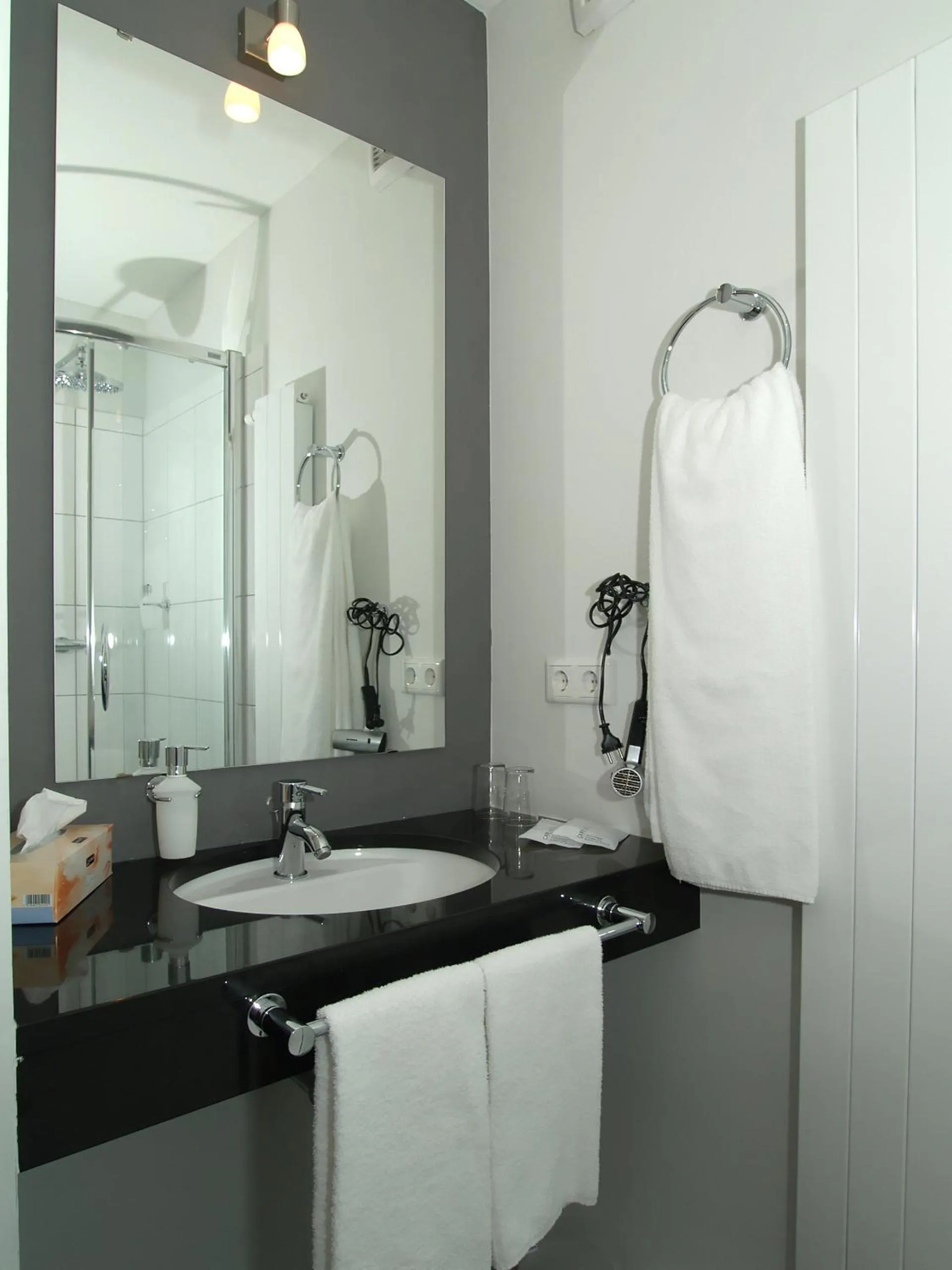 Bathroom in Town Hotel Wiesbaden - kleines Privathotel in Bestlage