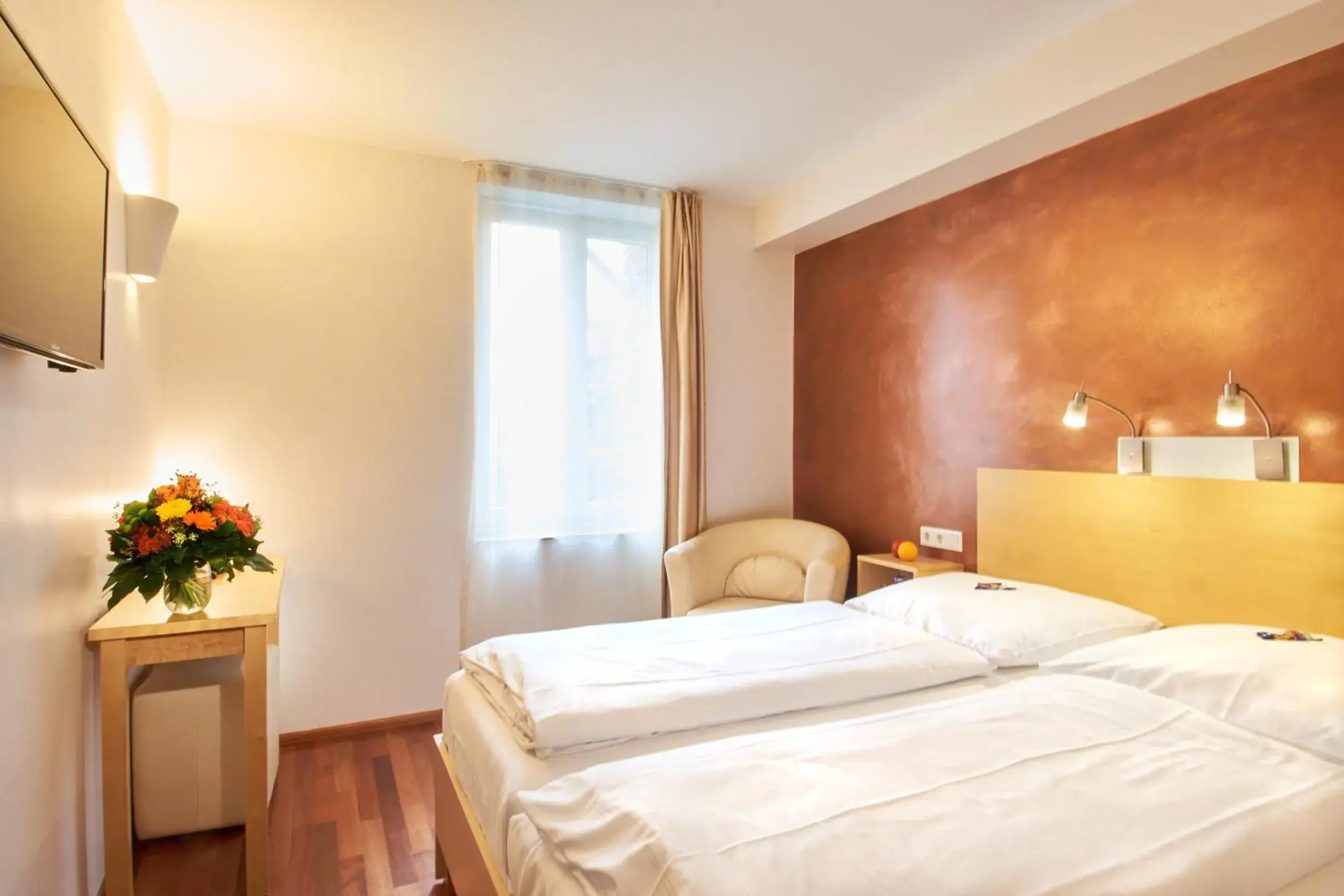 Photo of the whole room, Bed in Town Hotel Wiesbaden - kleines Privathotel in Bestlage Photo of the whole room, Bed in Town Hotel Wiesbaden - kleines Privathotel in Bestlage