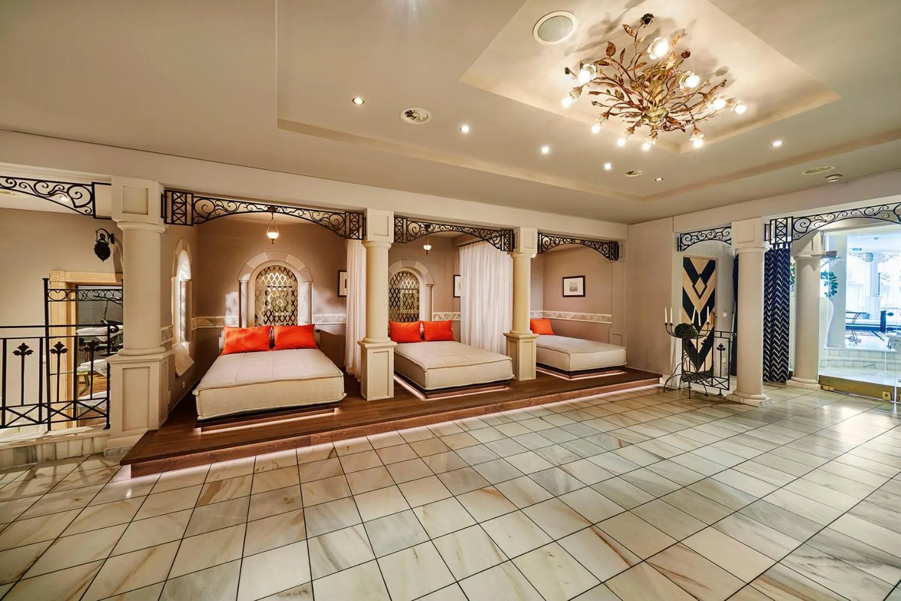 Swimming pool in die Krone von Lech - Romantikhotel - Luxushotel in bester Lage