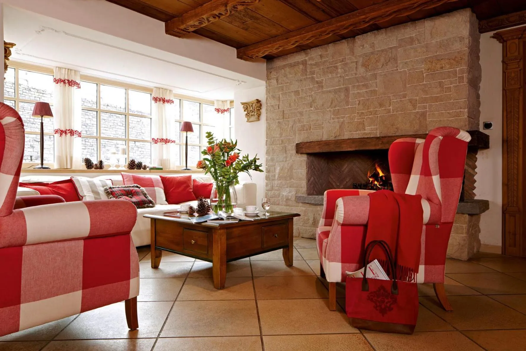 Lounge or bar in die Krone von Lech - Romantikhotel - Luxushotel in bester Lage