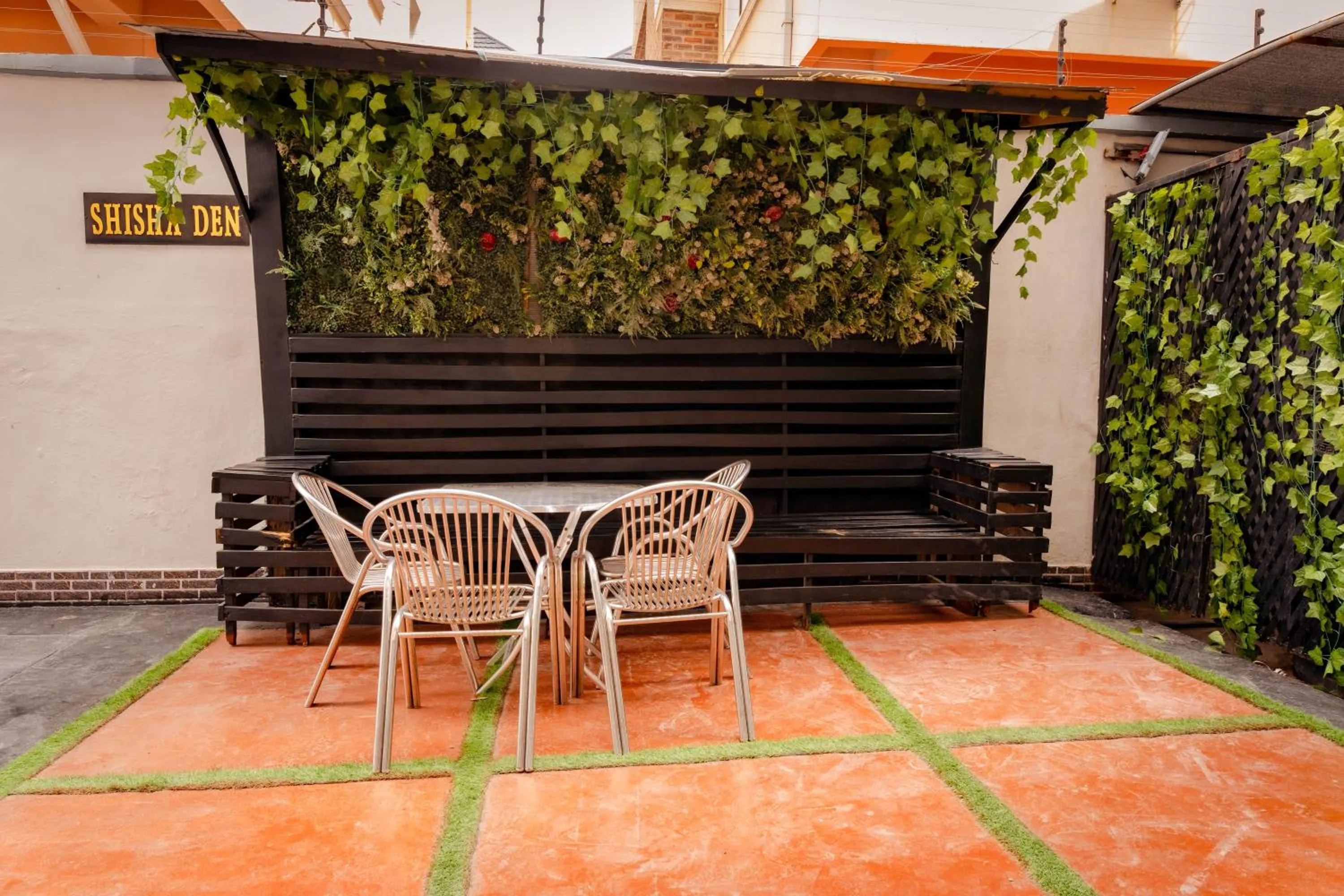 Restaurant/places to eat in 247 Luxury Hotel