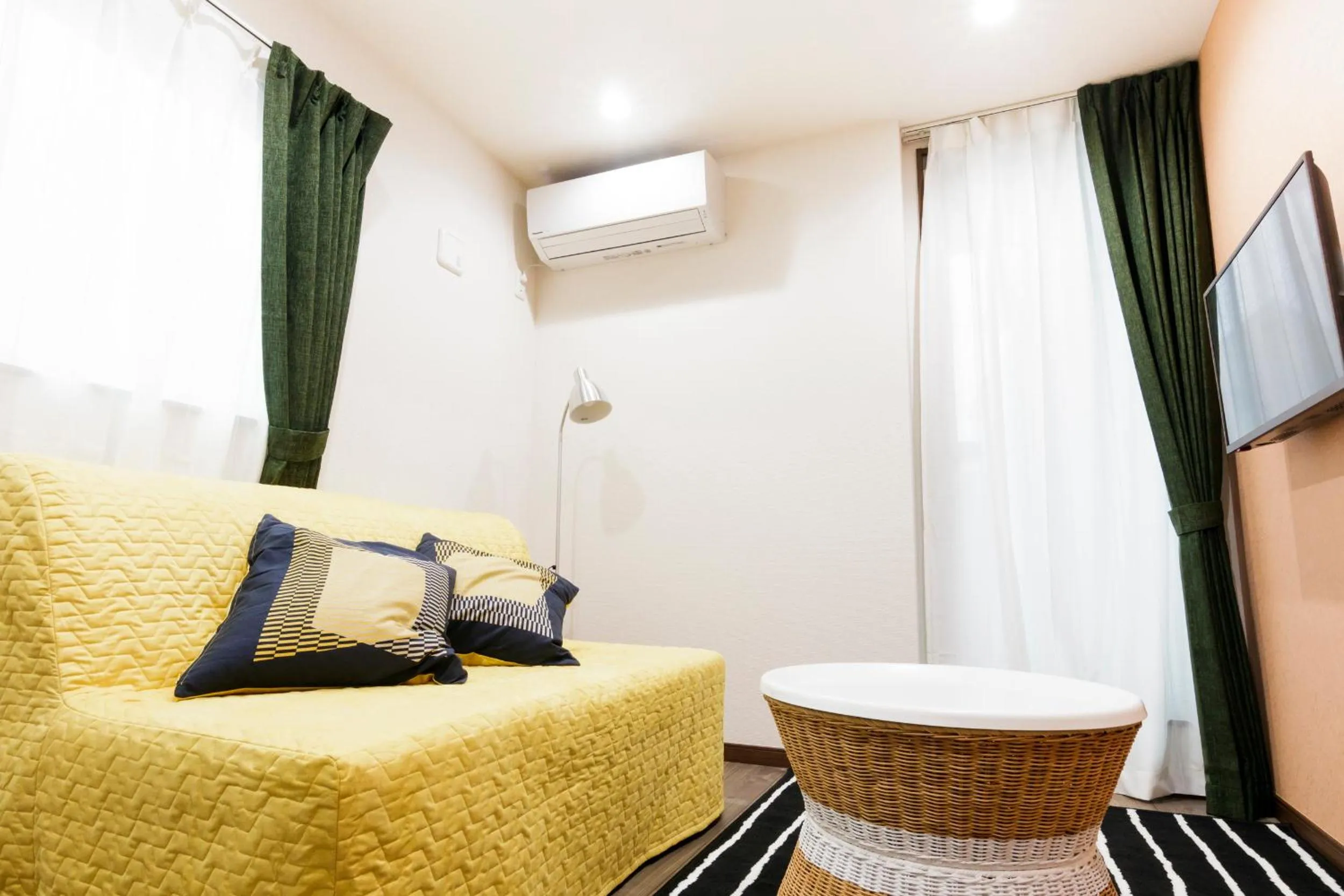 Crescent Moon Nakanoshimbashi