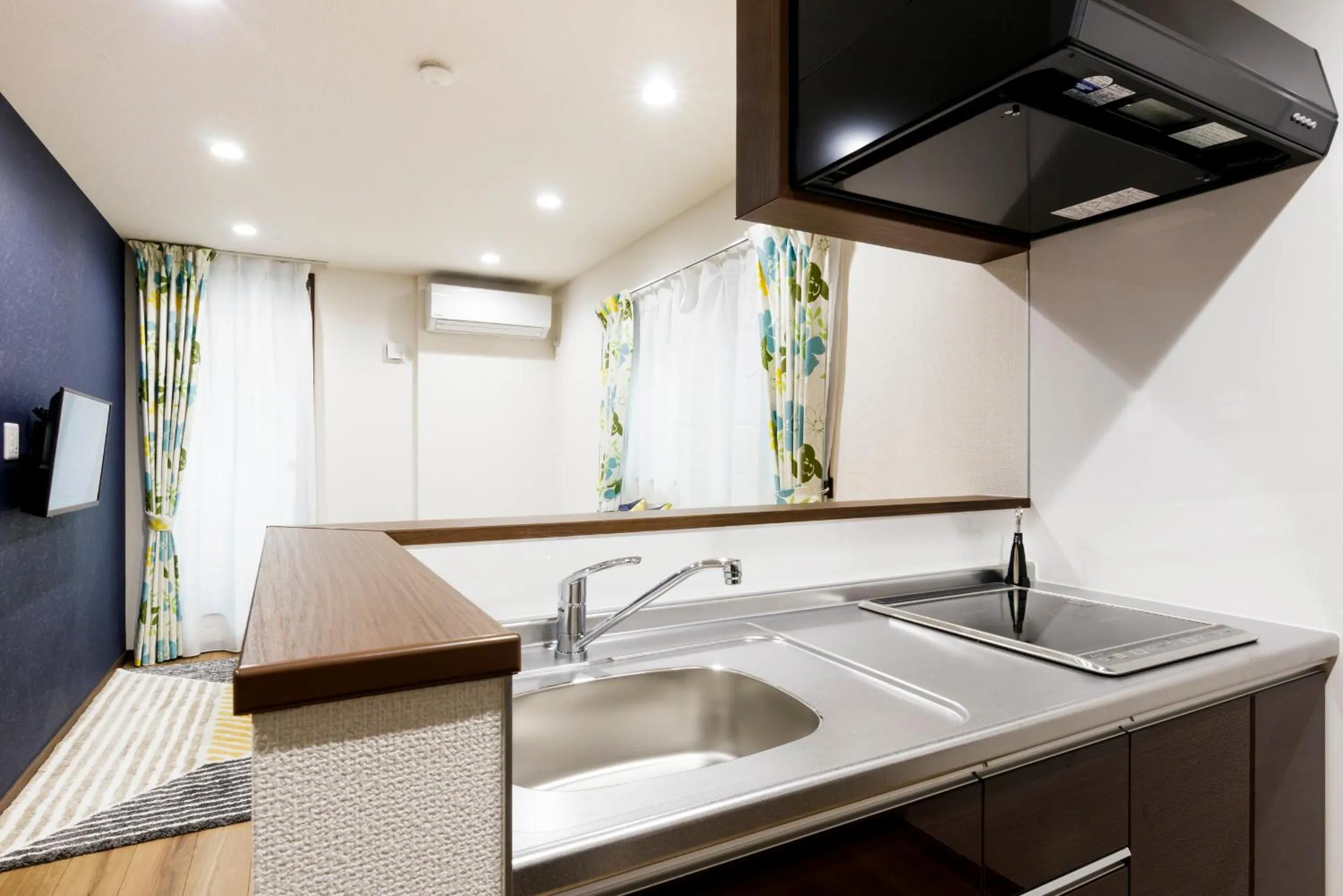 Crescent Moon Nakanoshimbashi