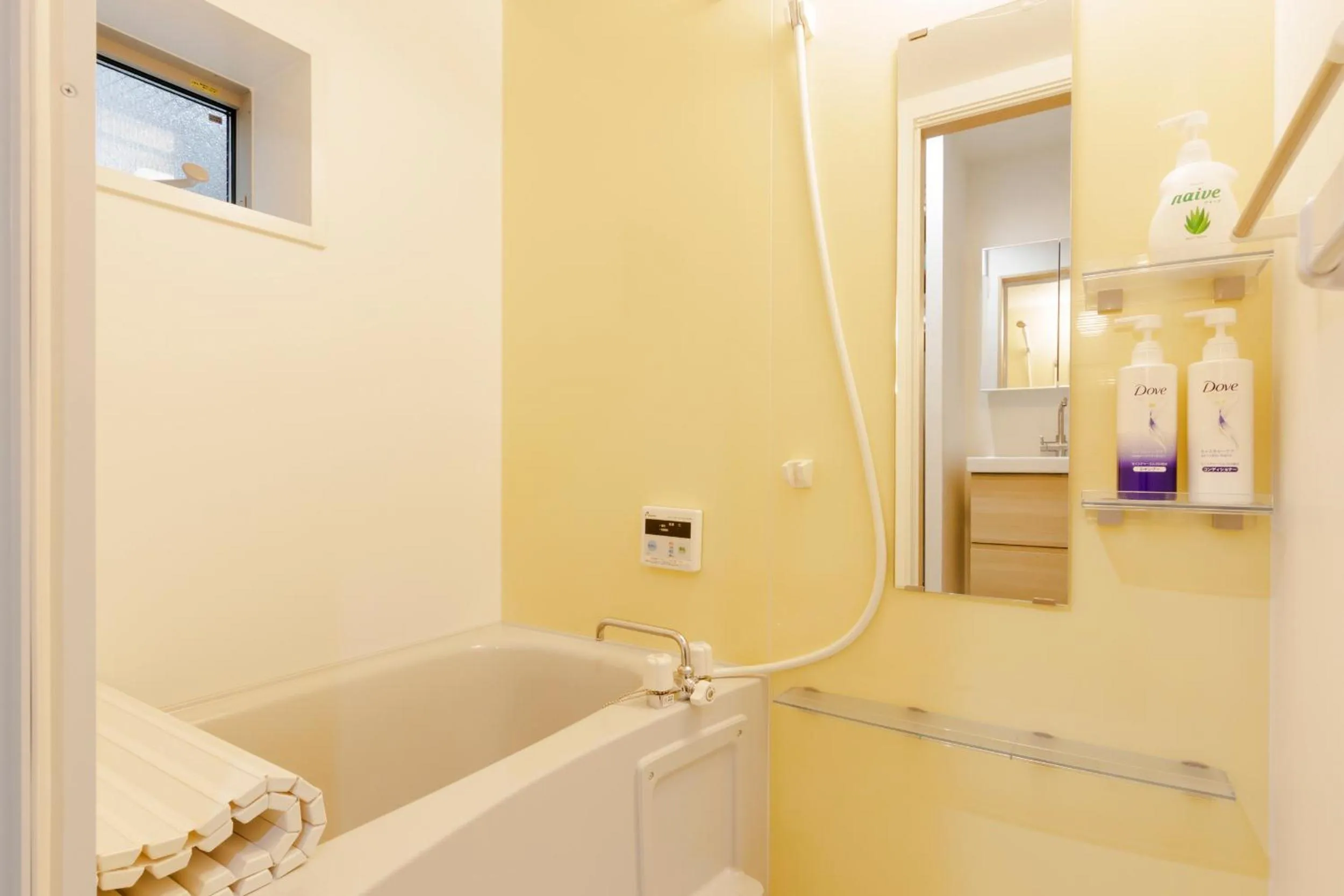 Crescent Moon Nakanoshimbashi