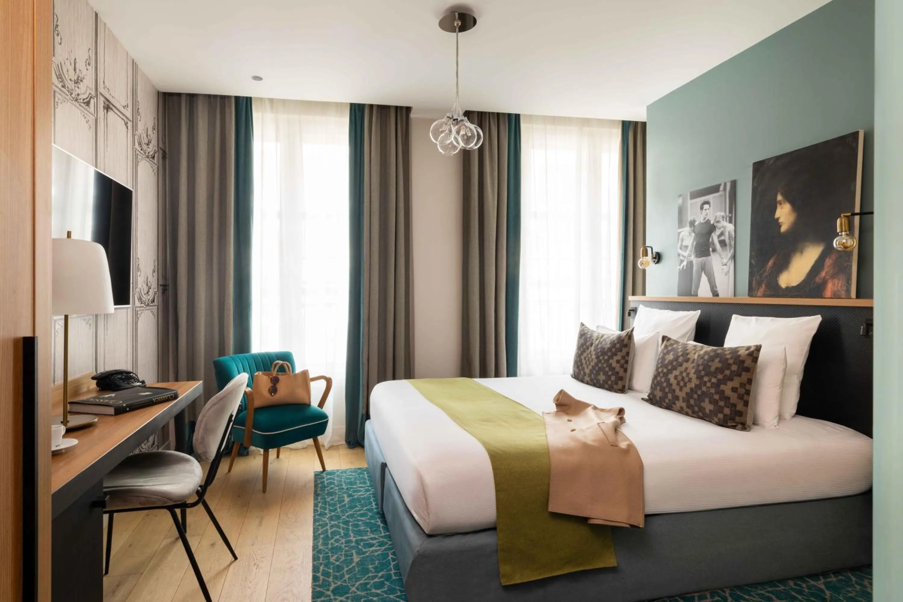 Bedroom, Bed in Lyric Hotel Paris Opera