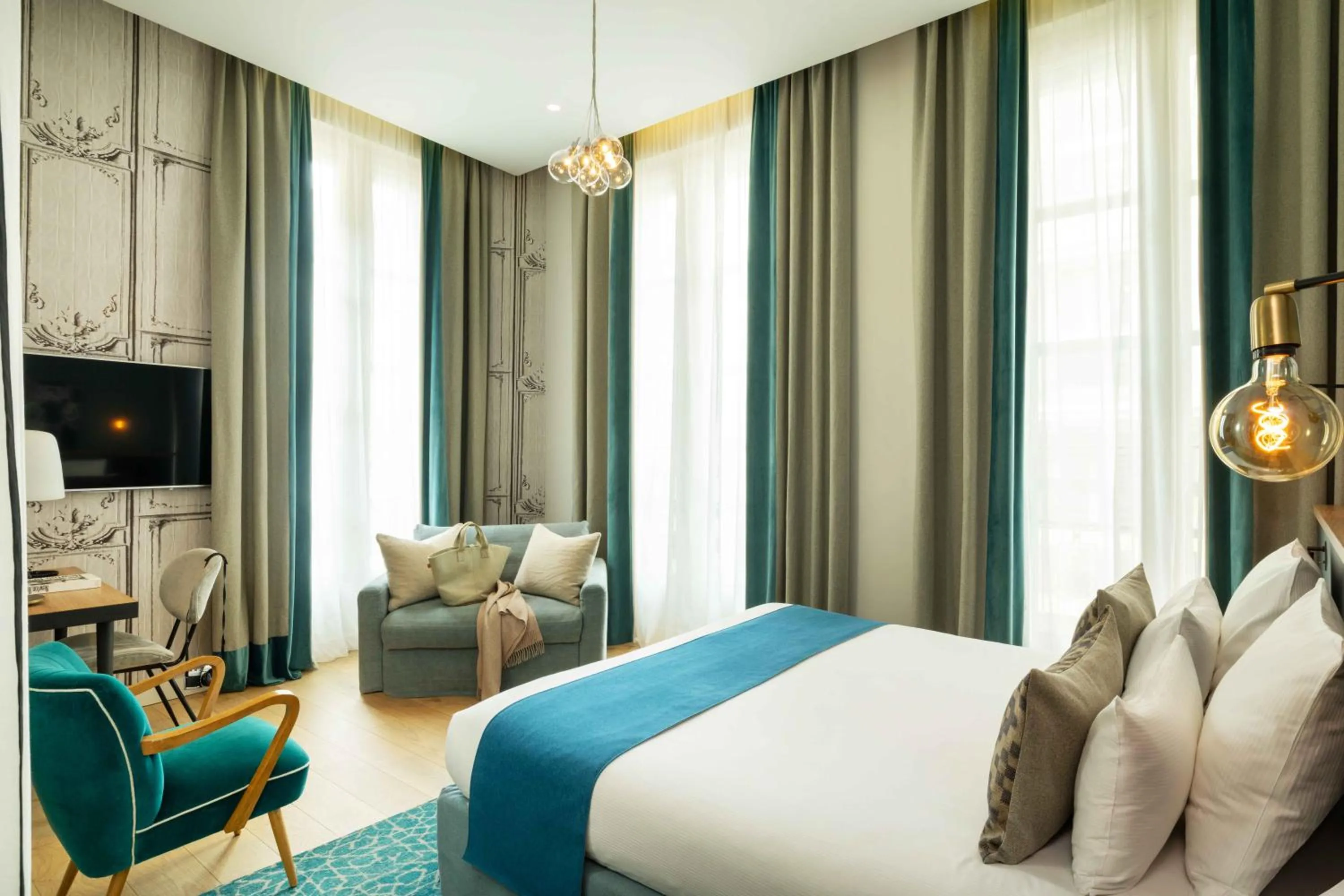 Bedroom, Bed in Lyric Hotel Paris Opera