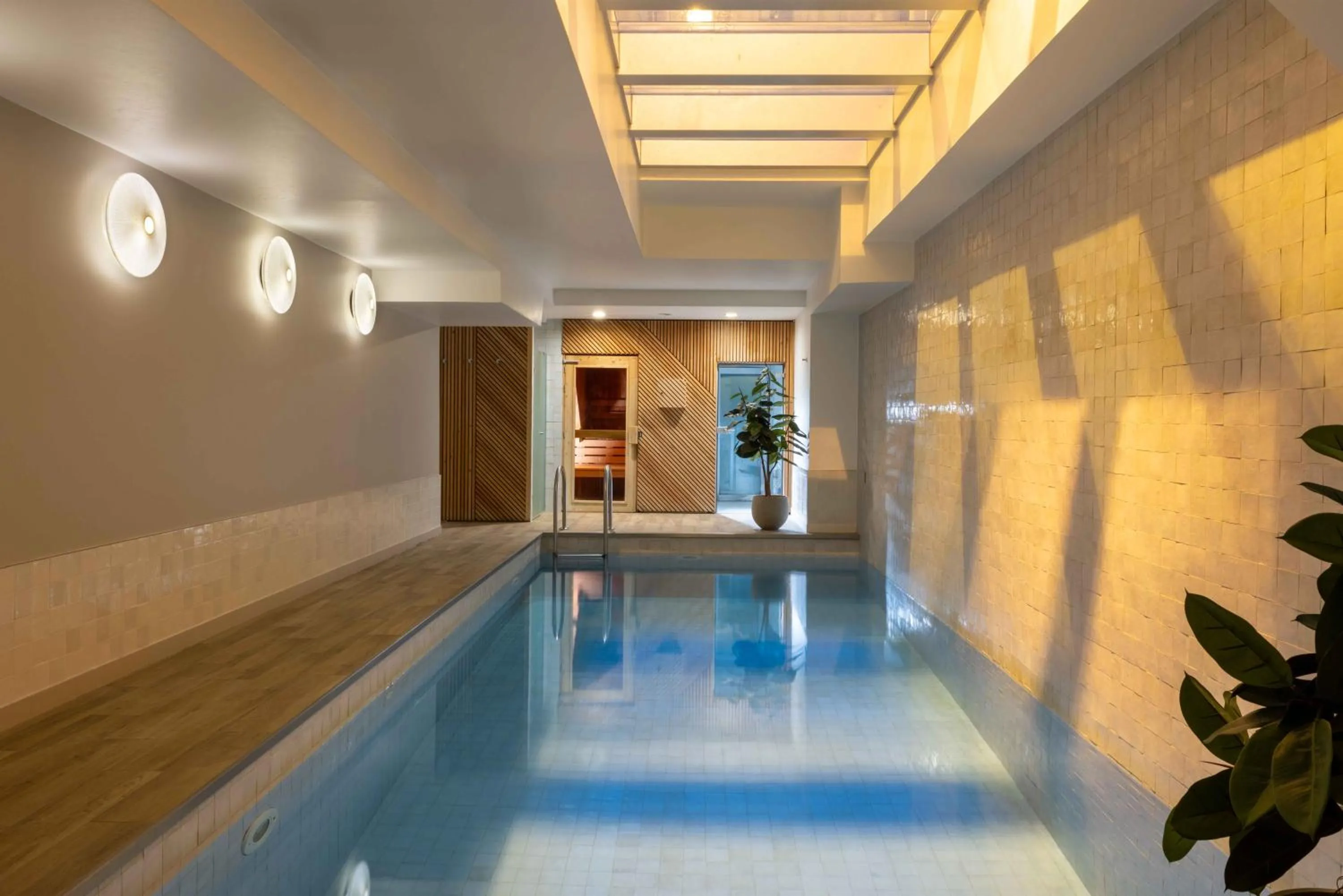 Swimming pool in Lyric Hotel Paris Opera