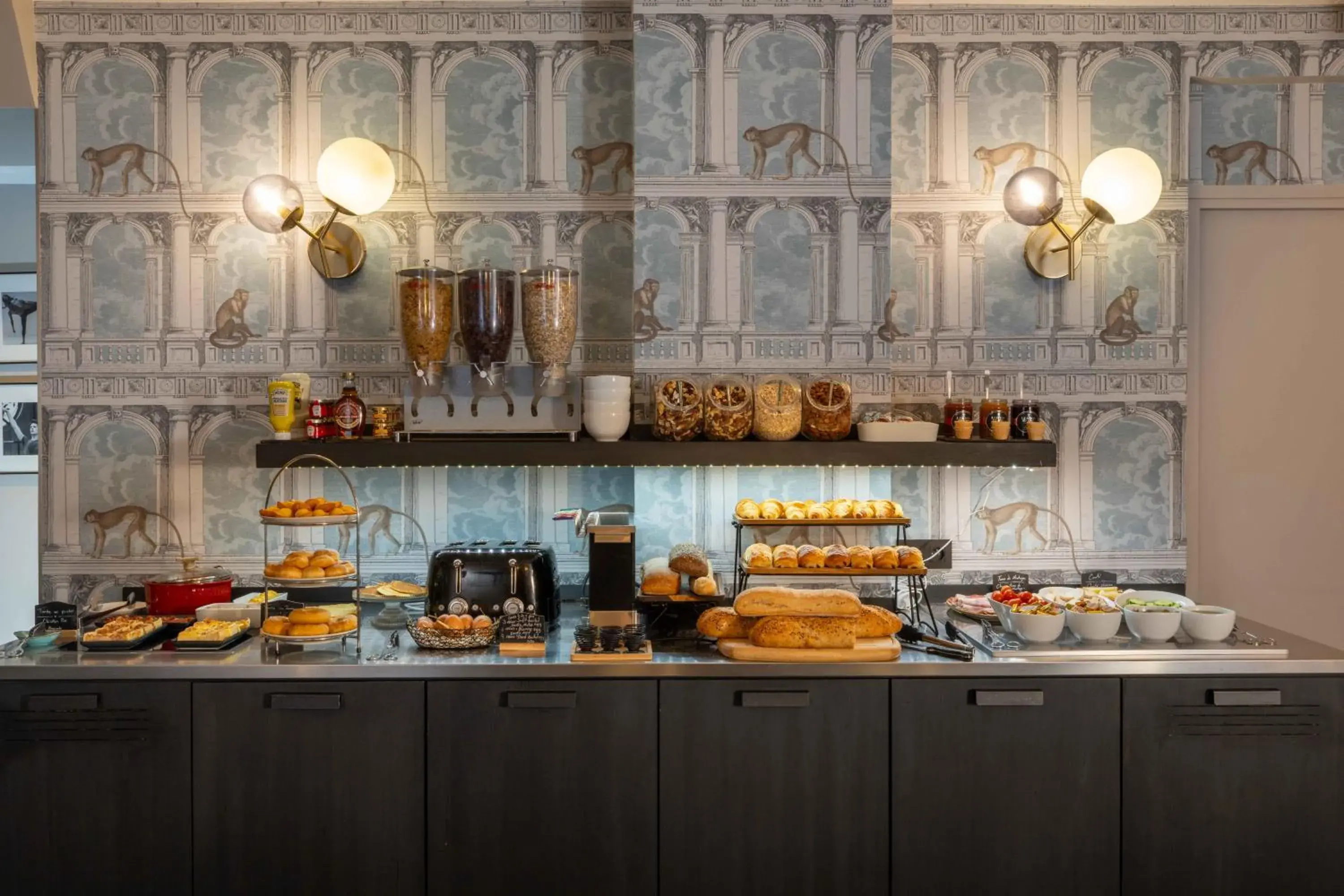 Swimming pool in Lyric Hotel Paris Opera Swimming pool in Lyric Hotel Paris Opera