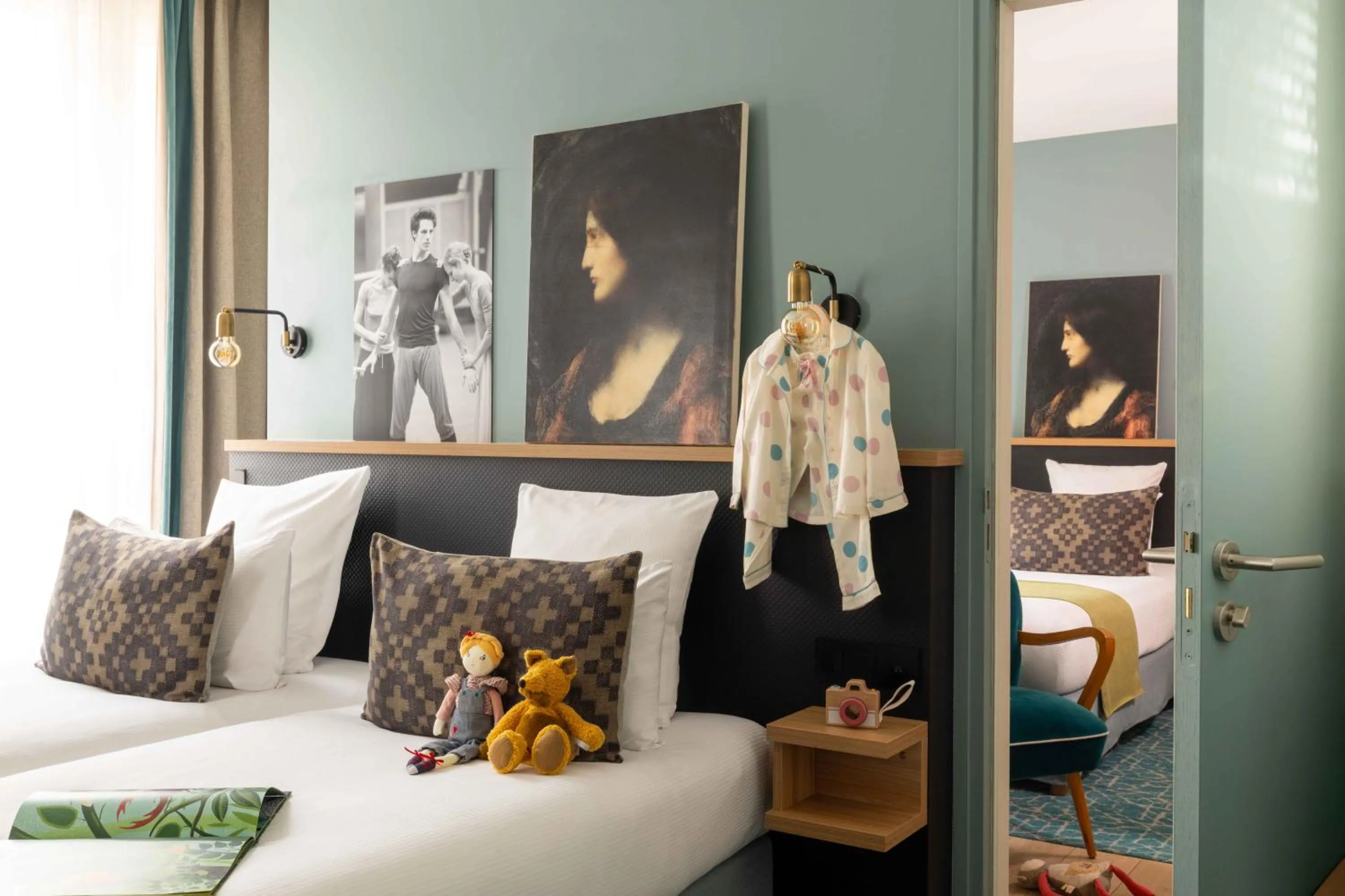 Photo of the whole room, Bed in Lyric Hotel Paris Opera