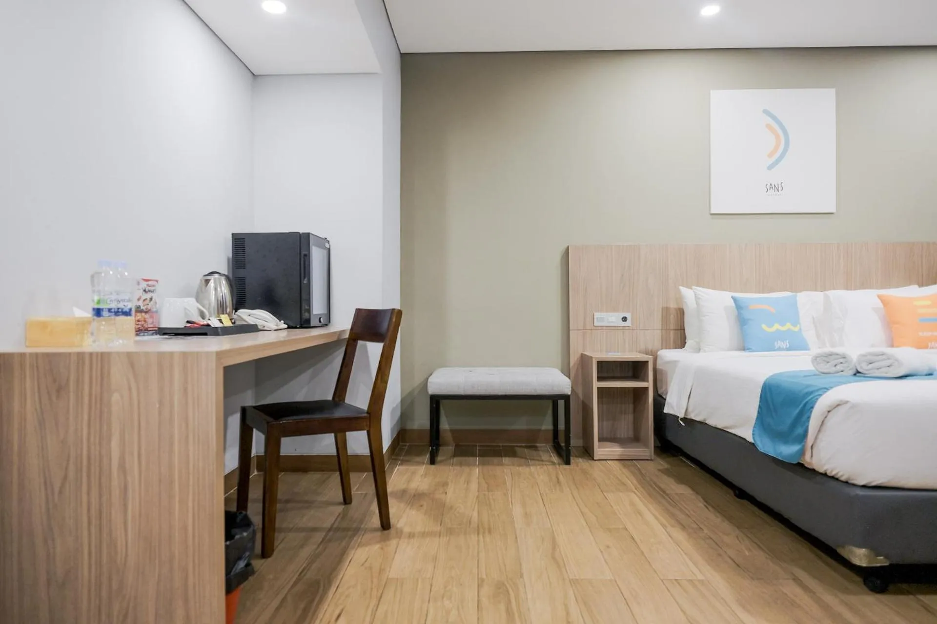 Photo of the whole room, Bed in Sans Hotel Puri Indah Jakarta