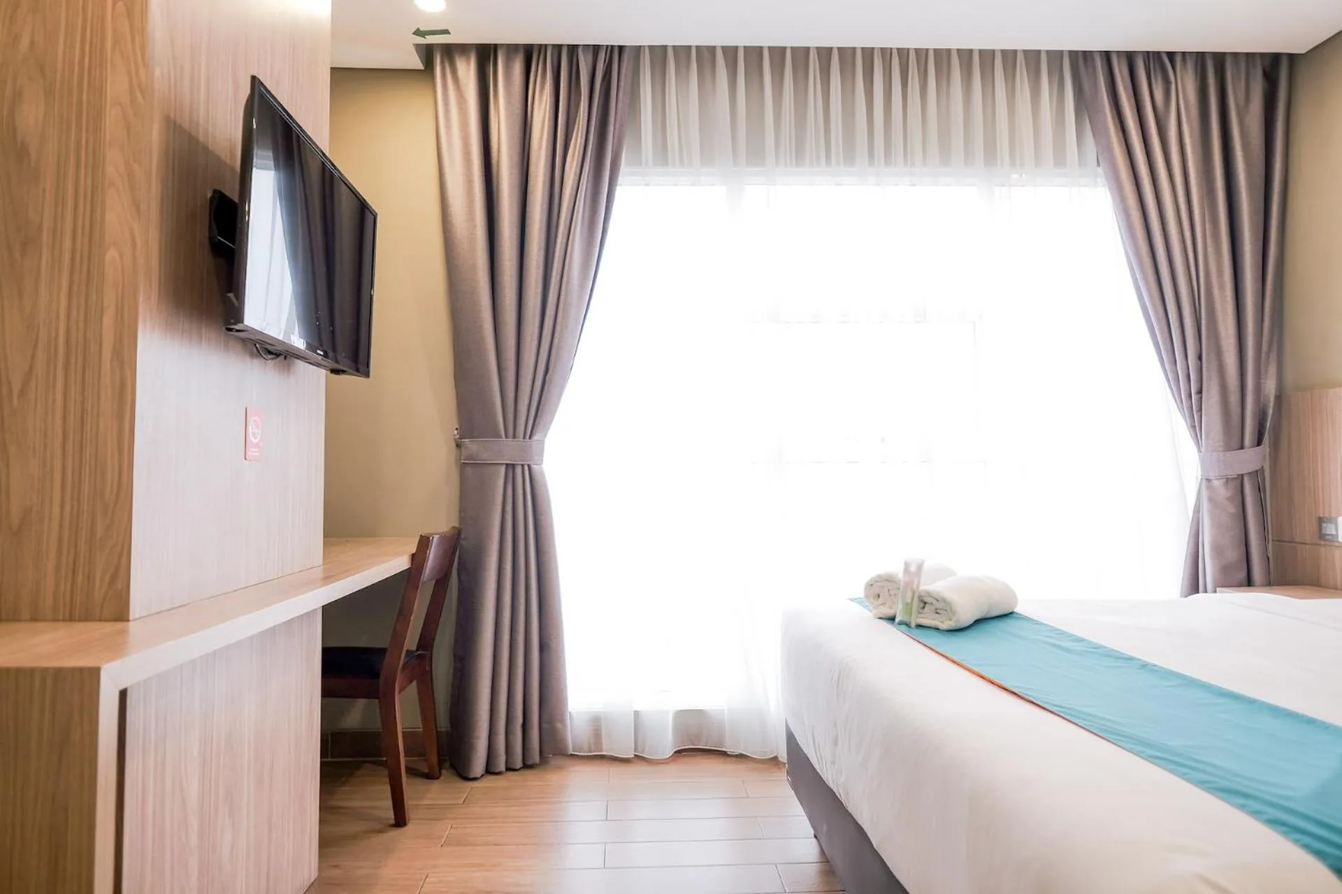 Photo of the whole room, Bed in Sans Hotel Puri Indah Jakarta