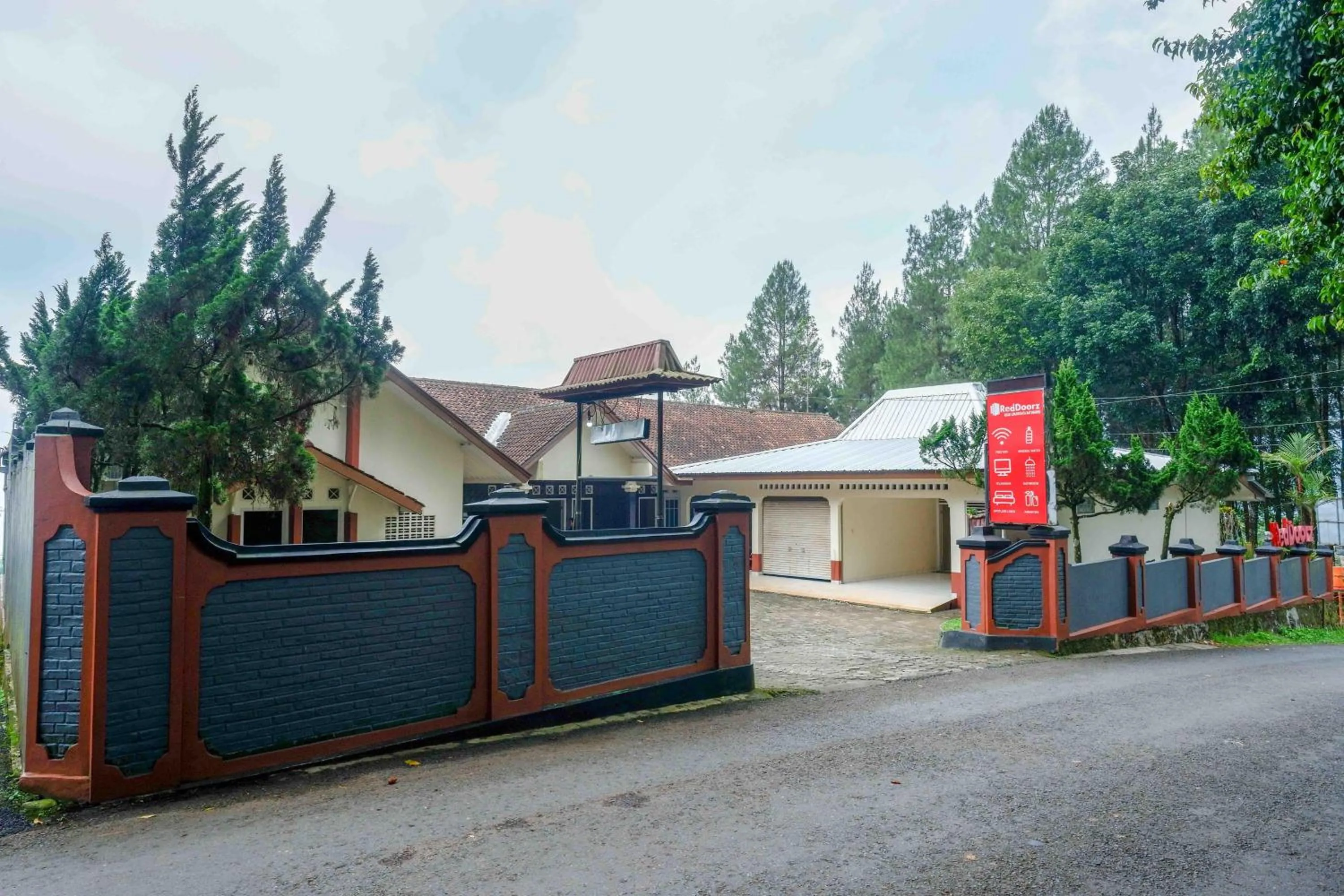 Facade/entrance in RedDoorz near Lokawisata Baturaden 2