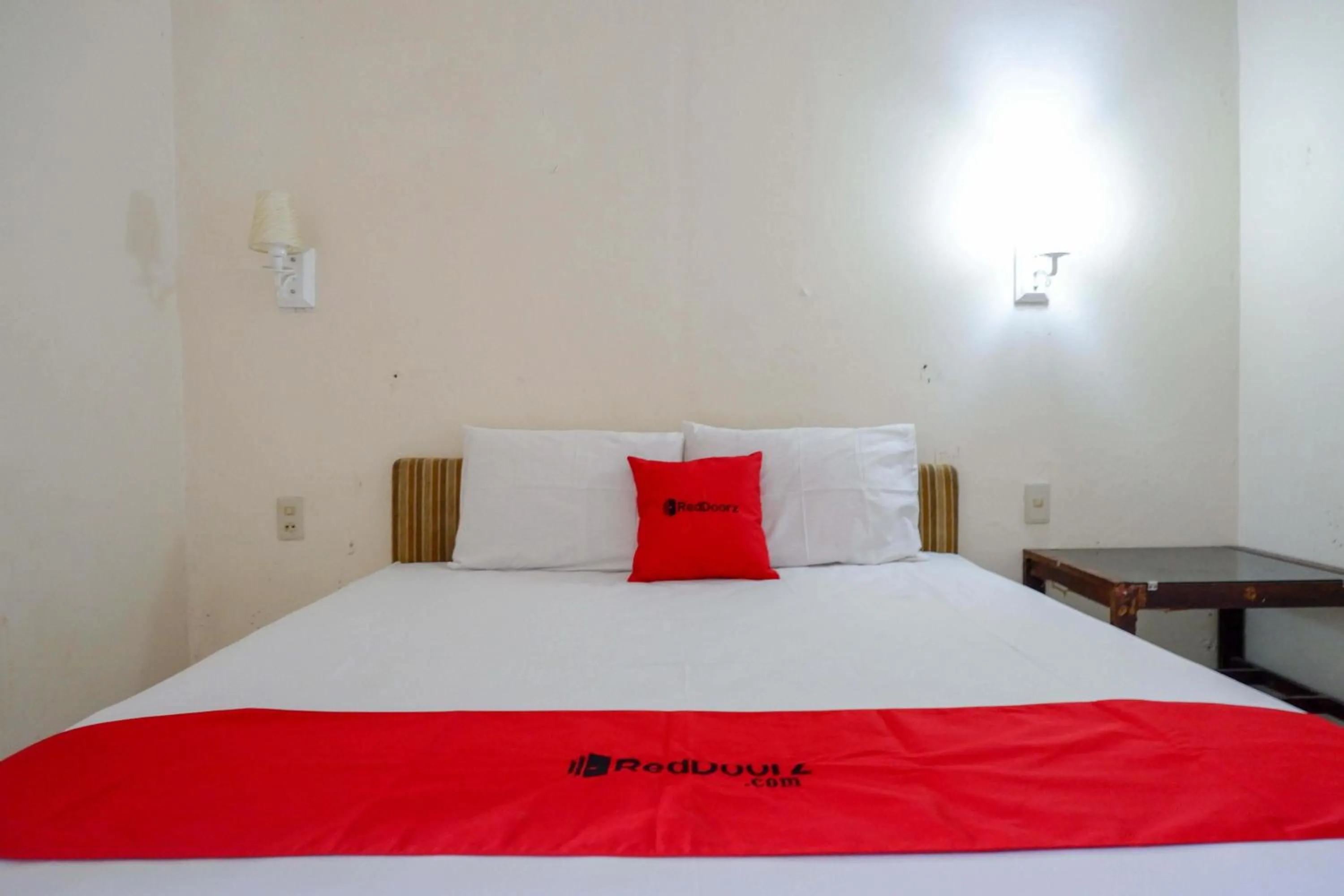 Bedroom, Bed in RedDoorz near Lokawisata Baturaden 2