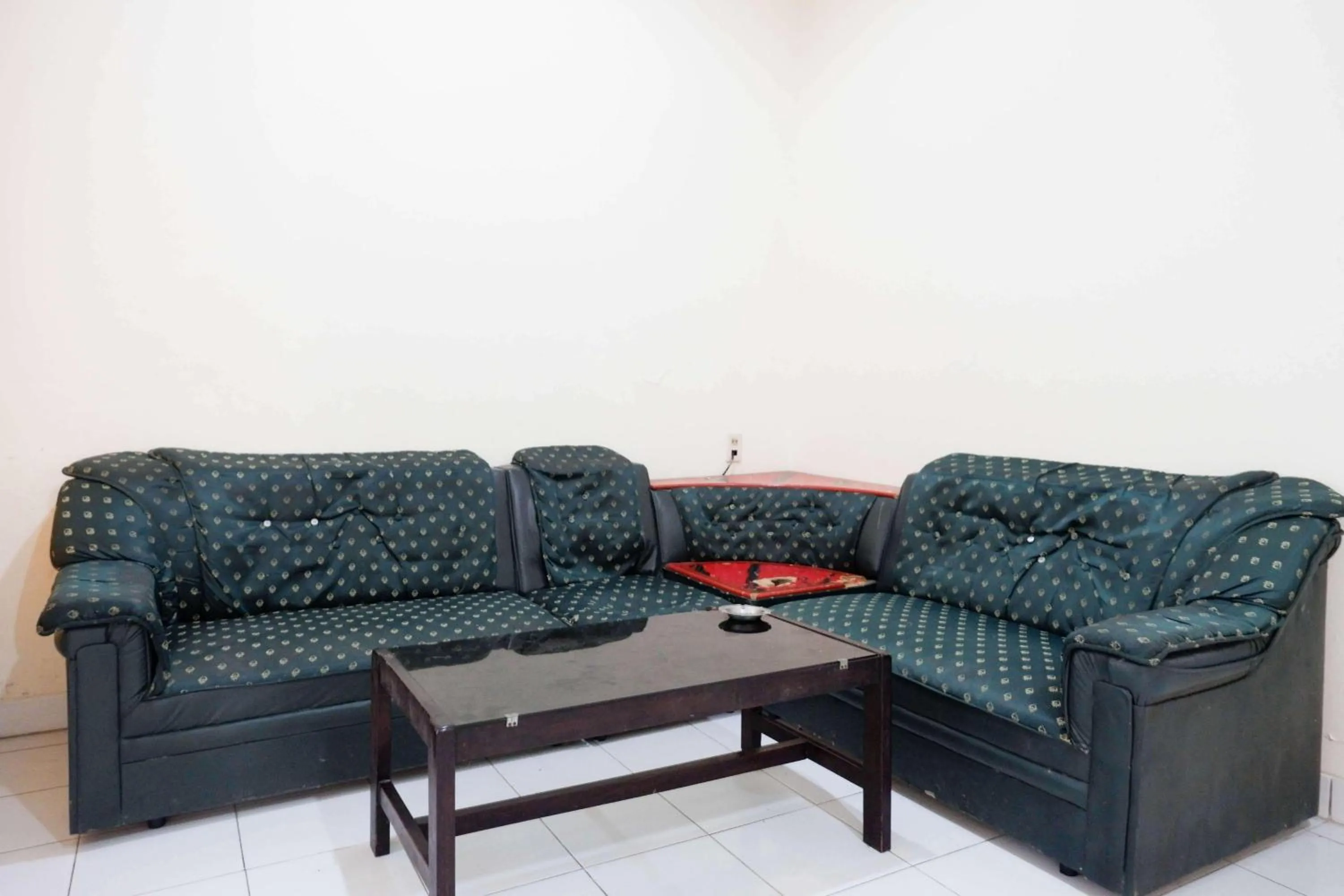 Seating area in RedDoorz near Lokawisata Baturaden 2