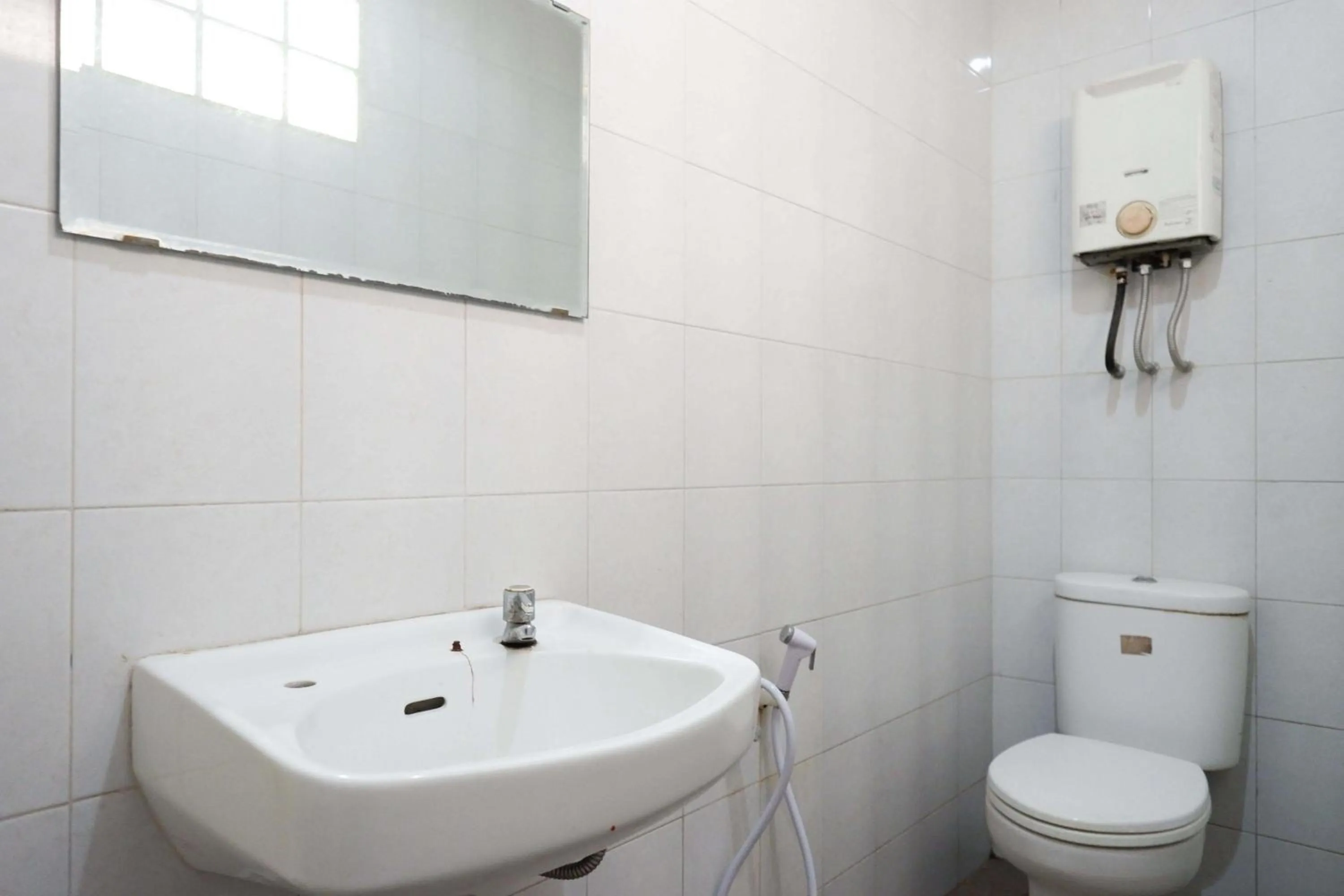 Bathroom in RedDoorz near Lokawisata Baturaden 2