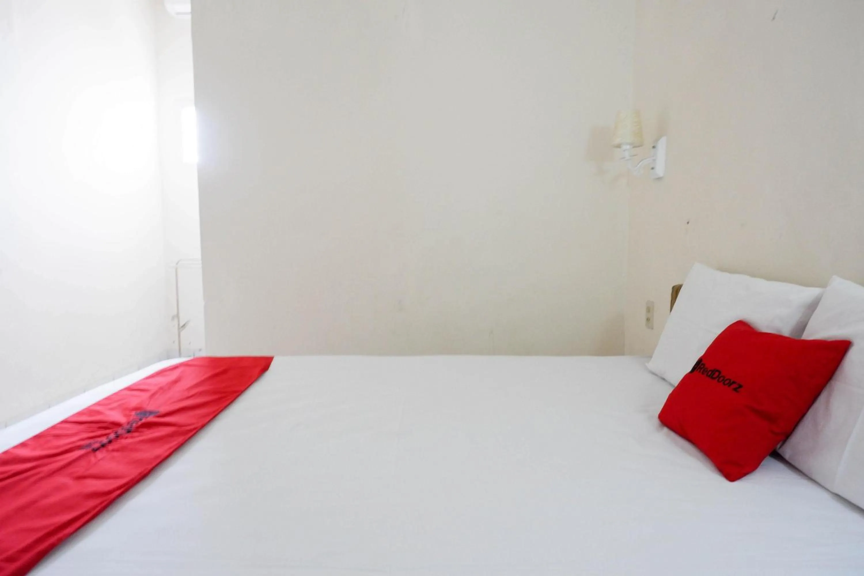 Bedroom, Bed in RedDoorz near Lokawisata Baturaden 2