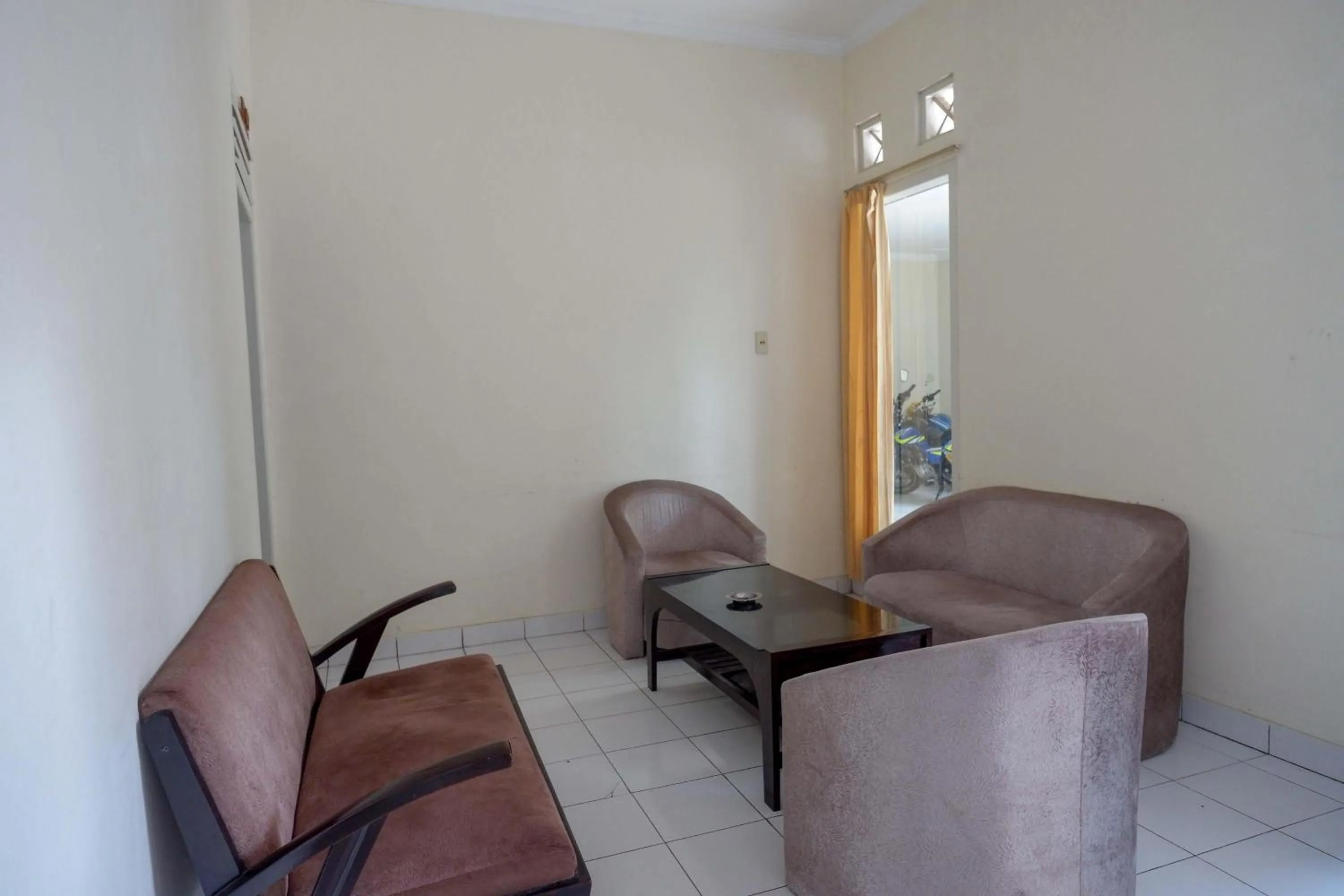 Seating area in RedDoorz near Lokawisata Baturaden 2