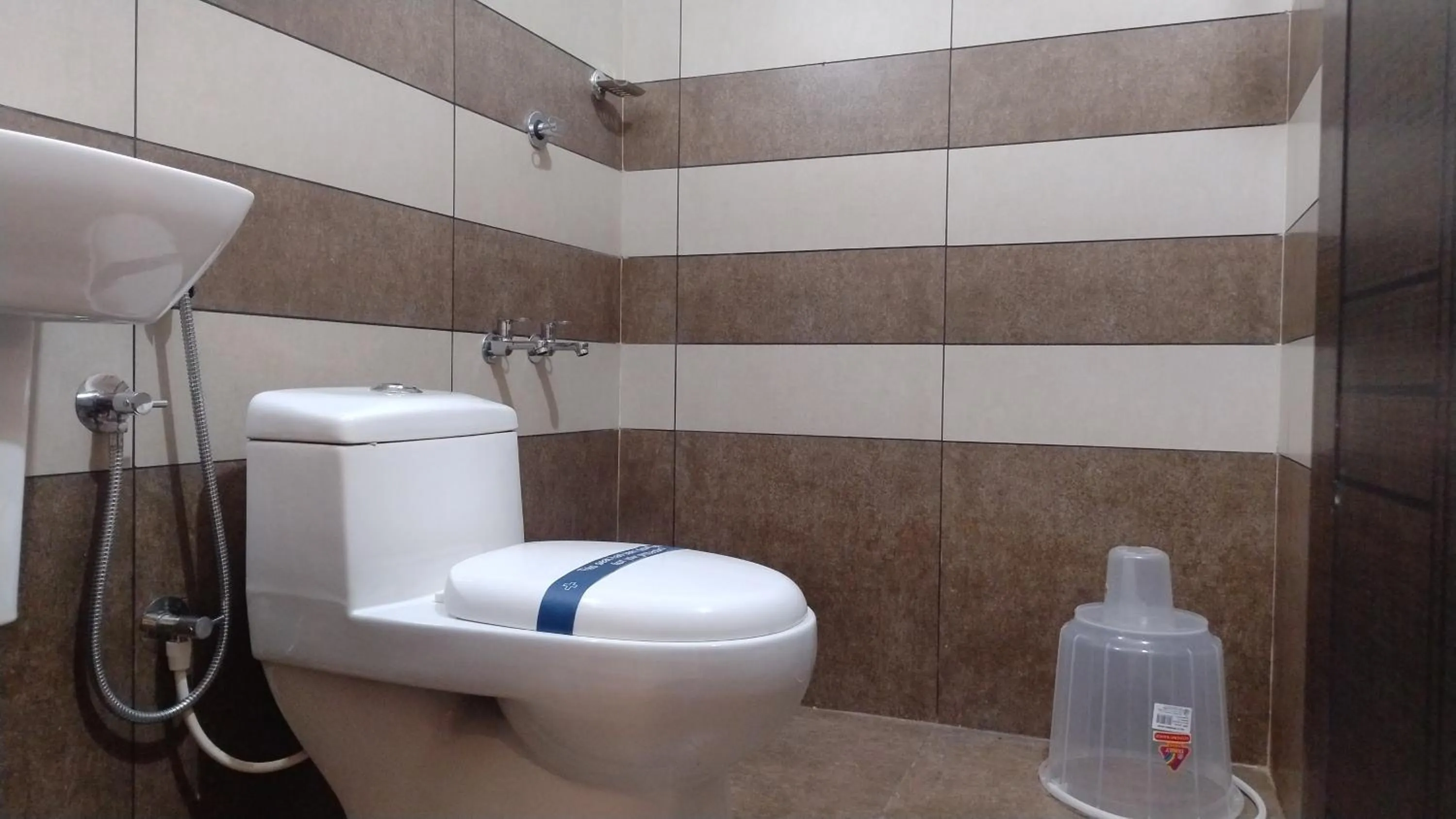 Toilet in Gateway Airport Hotel