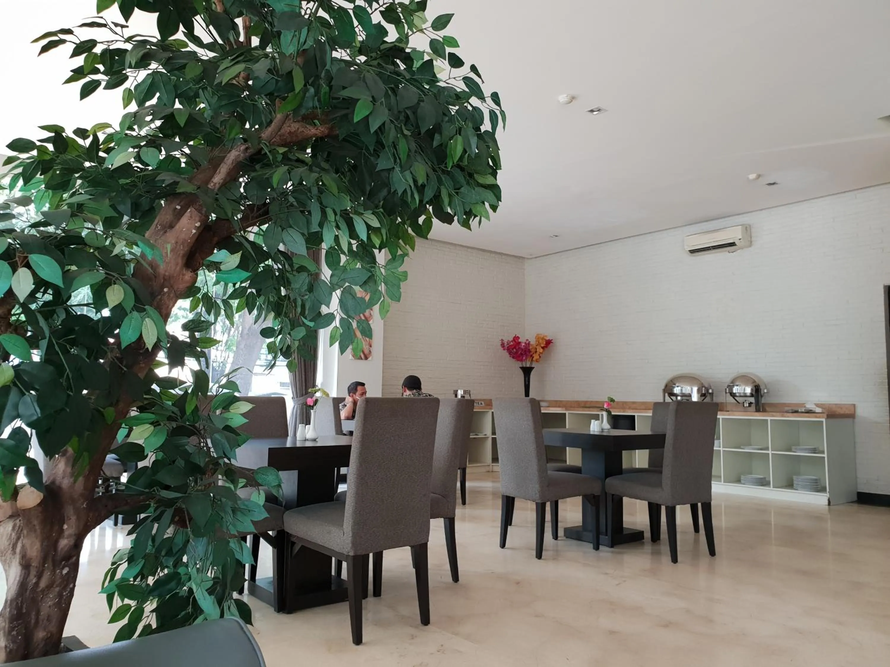 Restaurant/places to eat in N3 Zainul Arifin Hotel