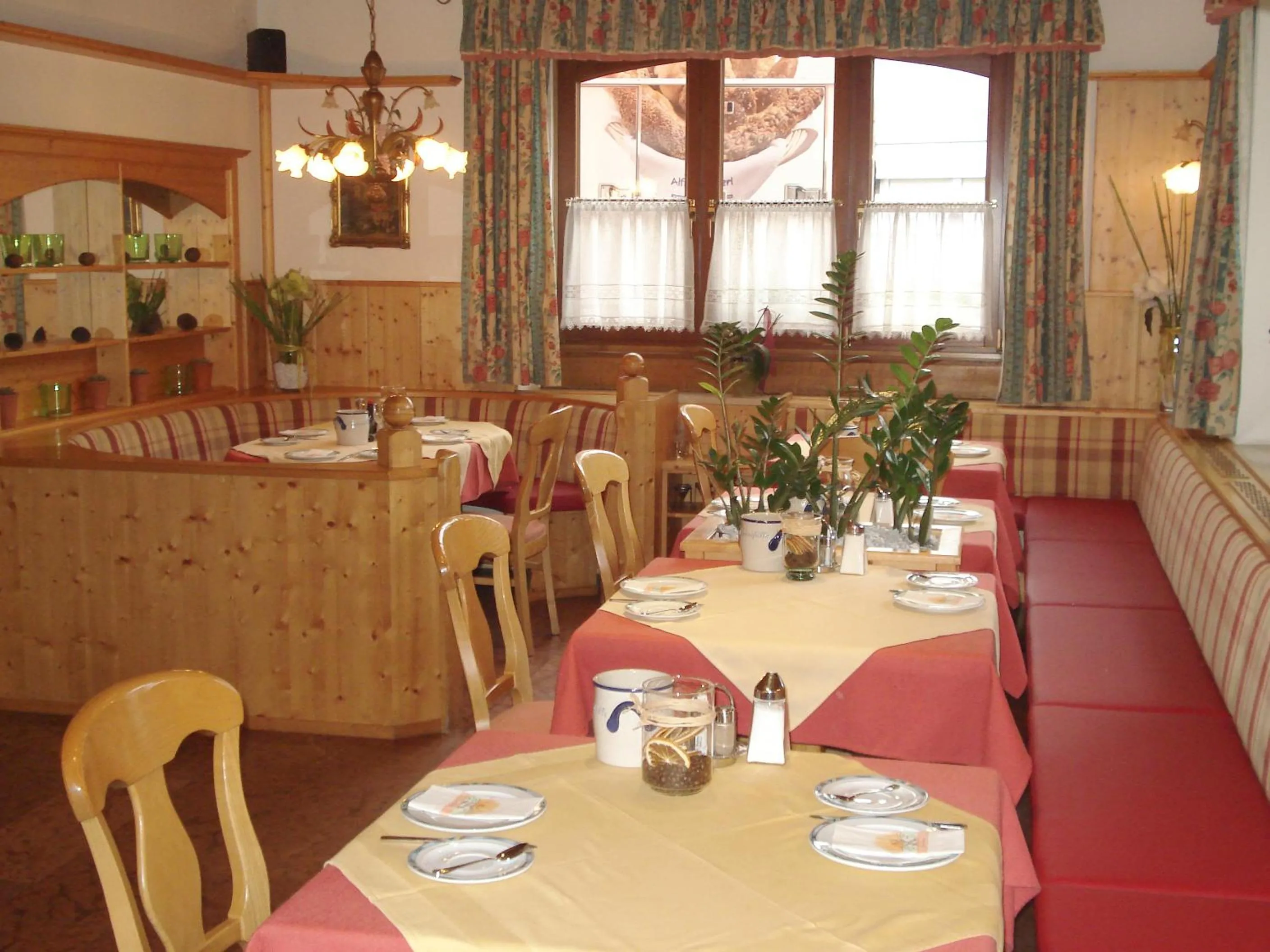 Restaurant/places to eat in Hotel Almtalerhof
