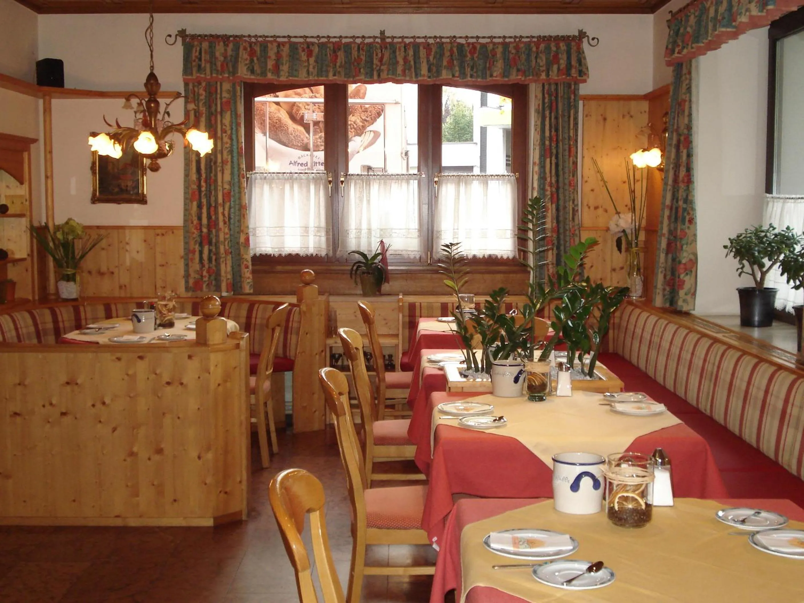 Restaurant/places to eat in Hotel Almtalerhof