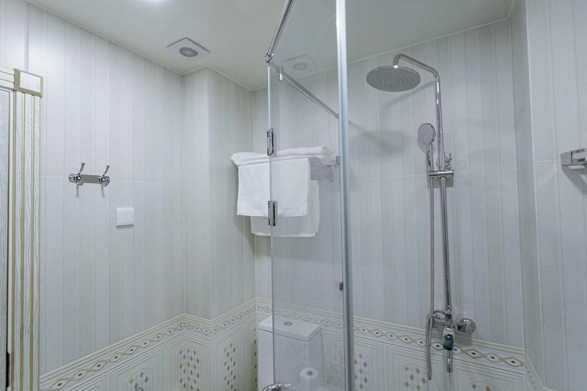 Shower in Royal Hotel Samarkand