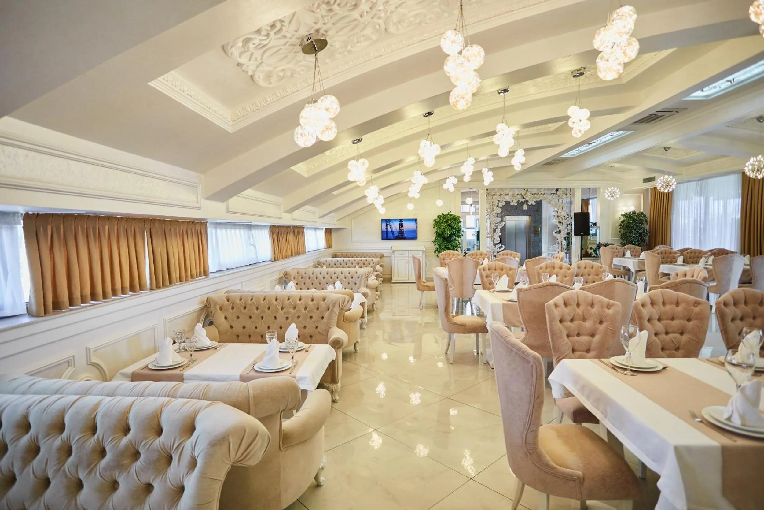 Restaurant/places to eat in Royal Hotel Samarkand