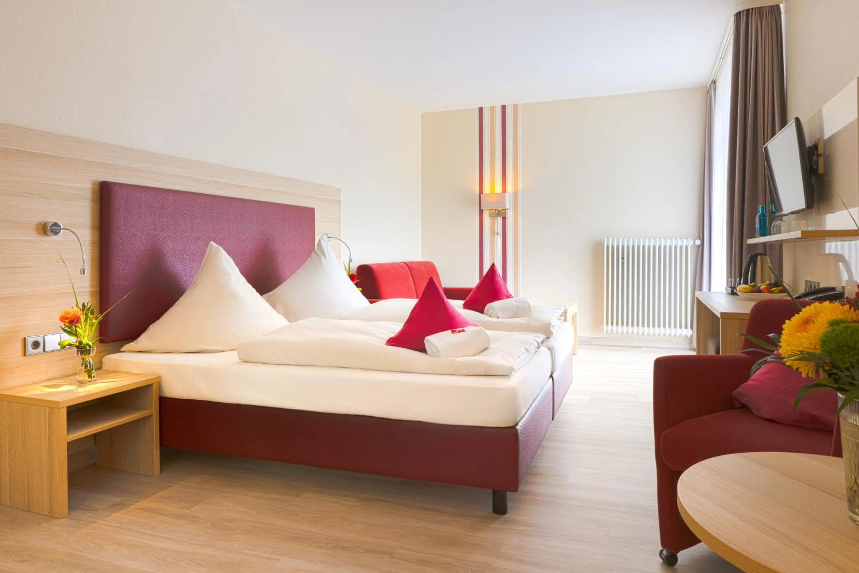 Photo of the whole room, Bed in Concorde Hotel am Leineschloss