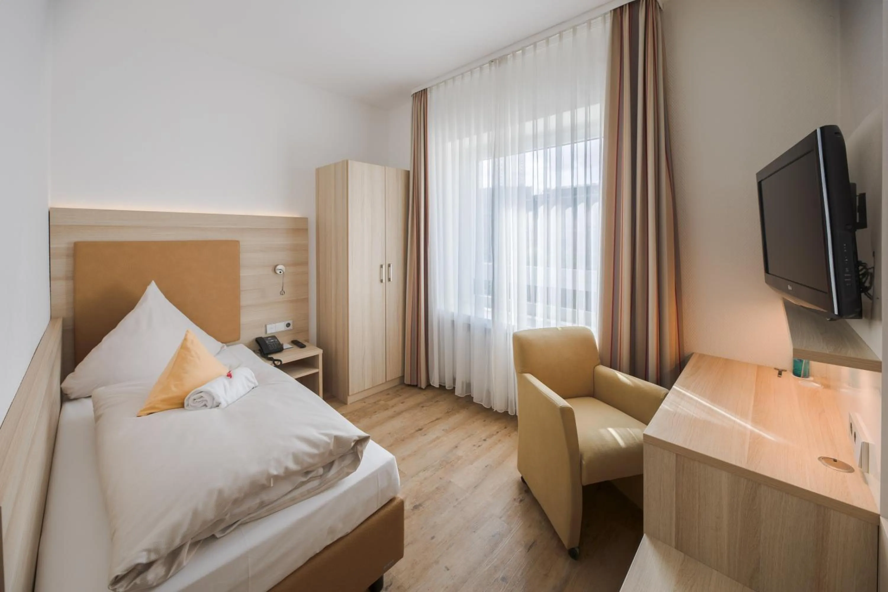 Photo of the whole room, Bed in Concorde Hotel am Leineschloss