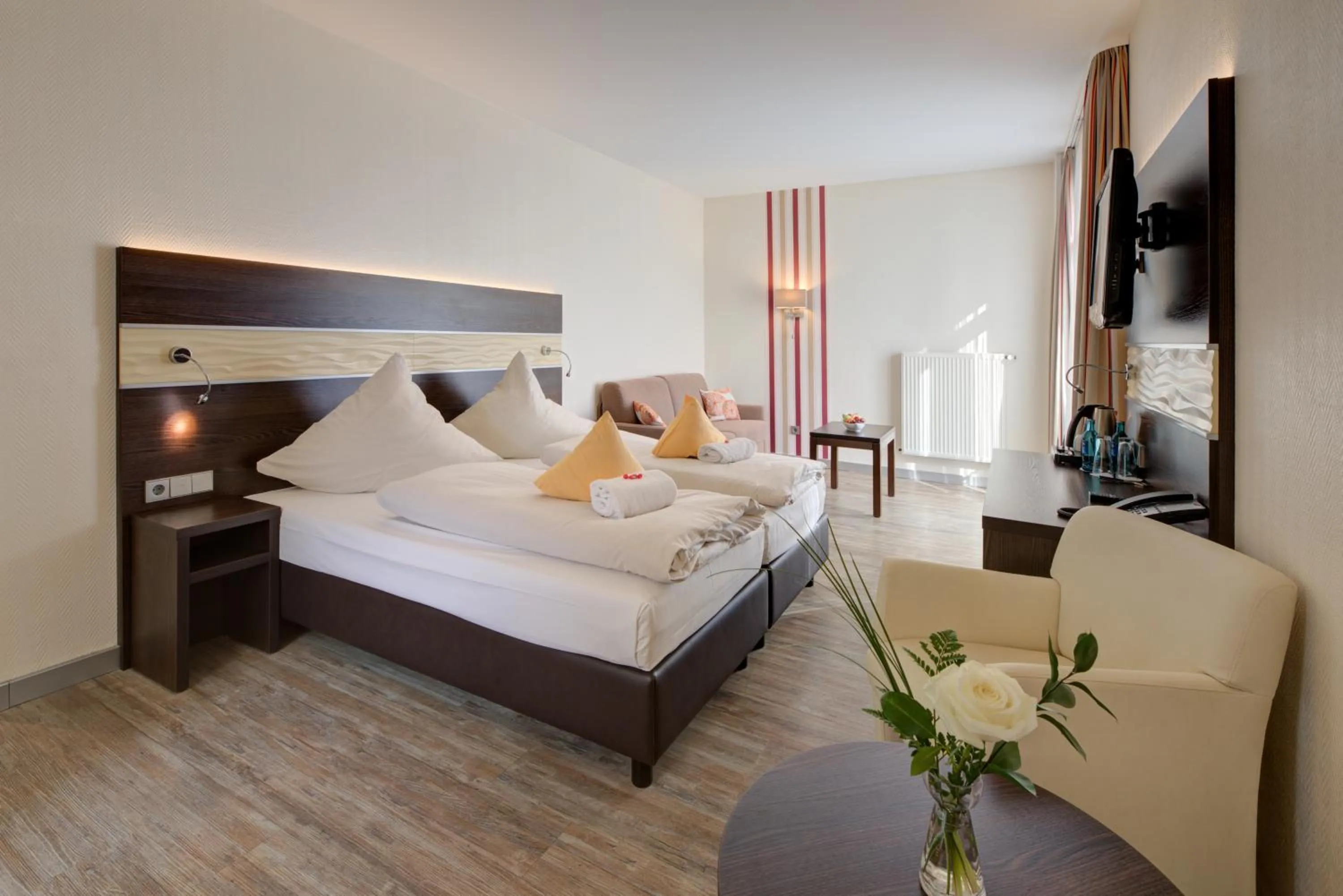 Photo of the whole room, Bed in Concorde Hotel am Leineschloss