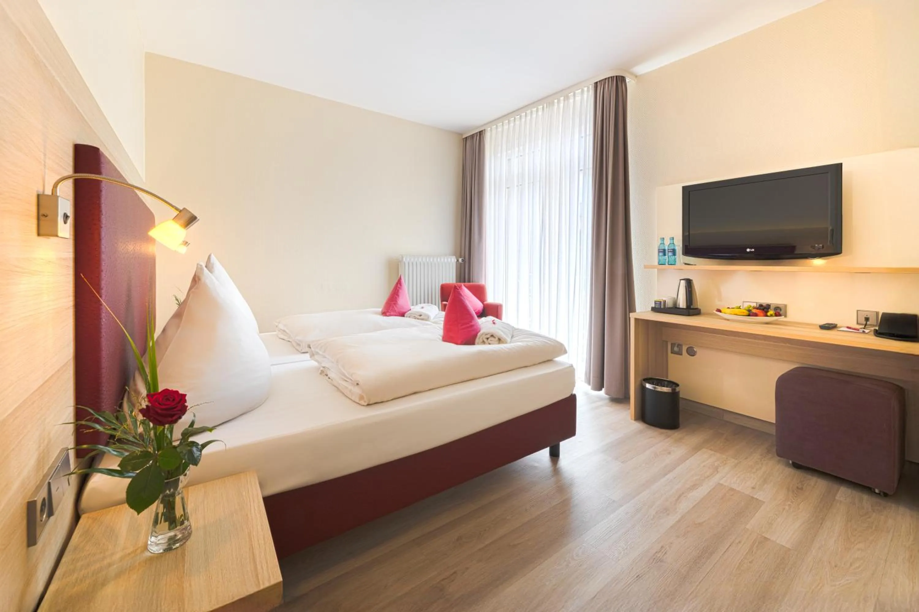 Photo of the whole room, Bed in Concorde Hotel am Leineschloss