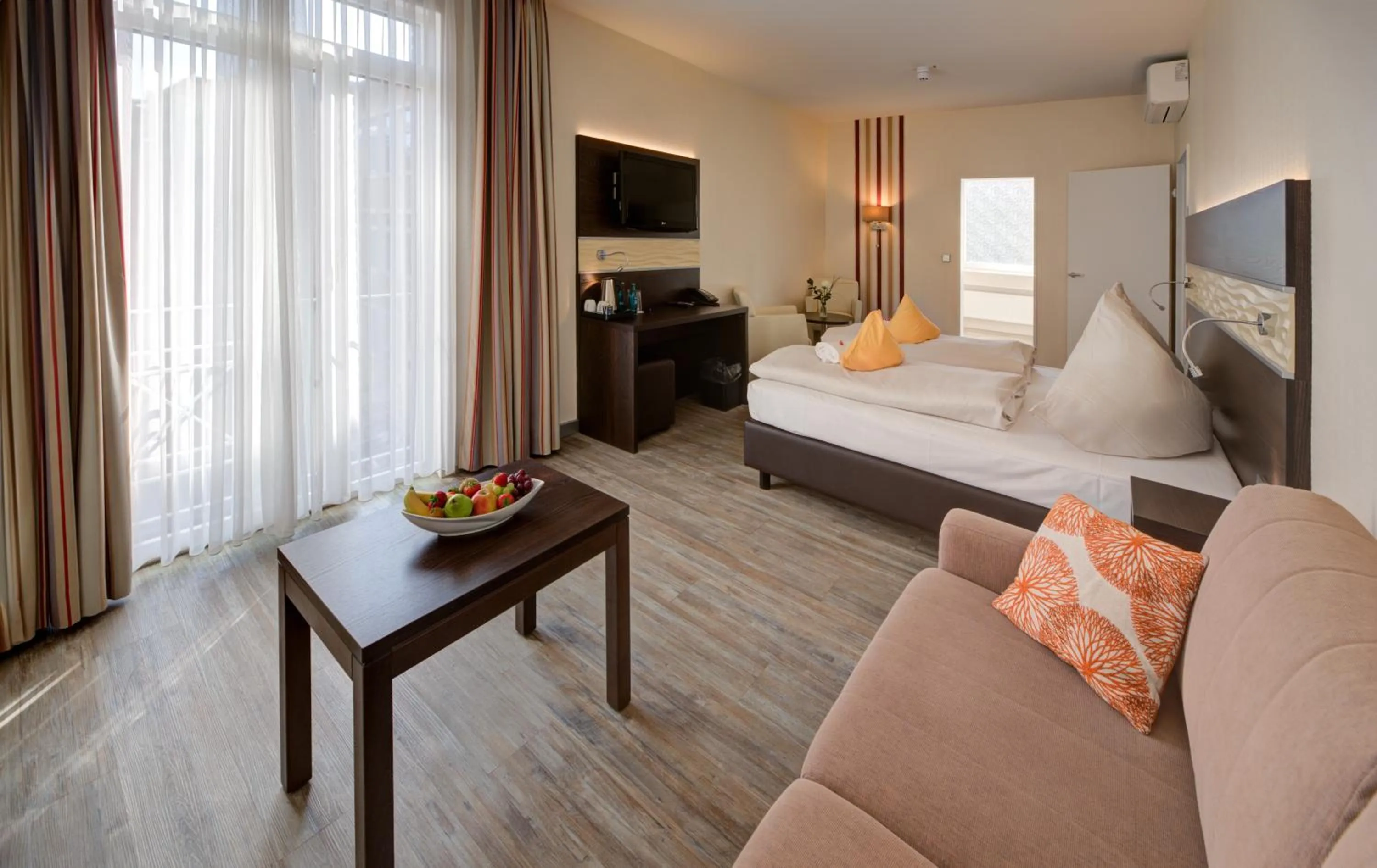 Photo of the whole room, Bed in Concorde Hotel am Leineschloss