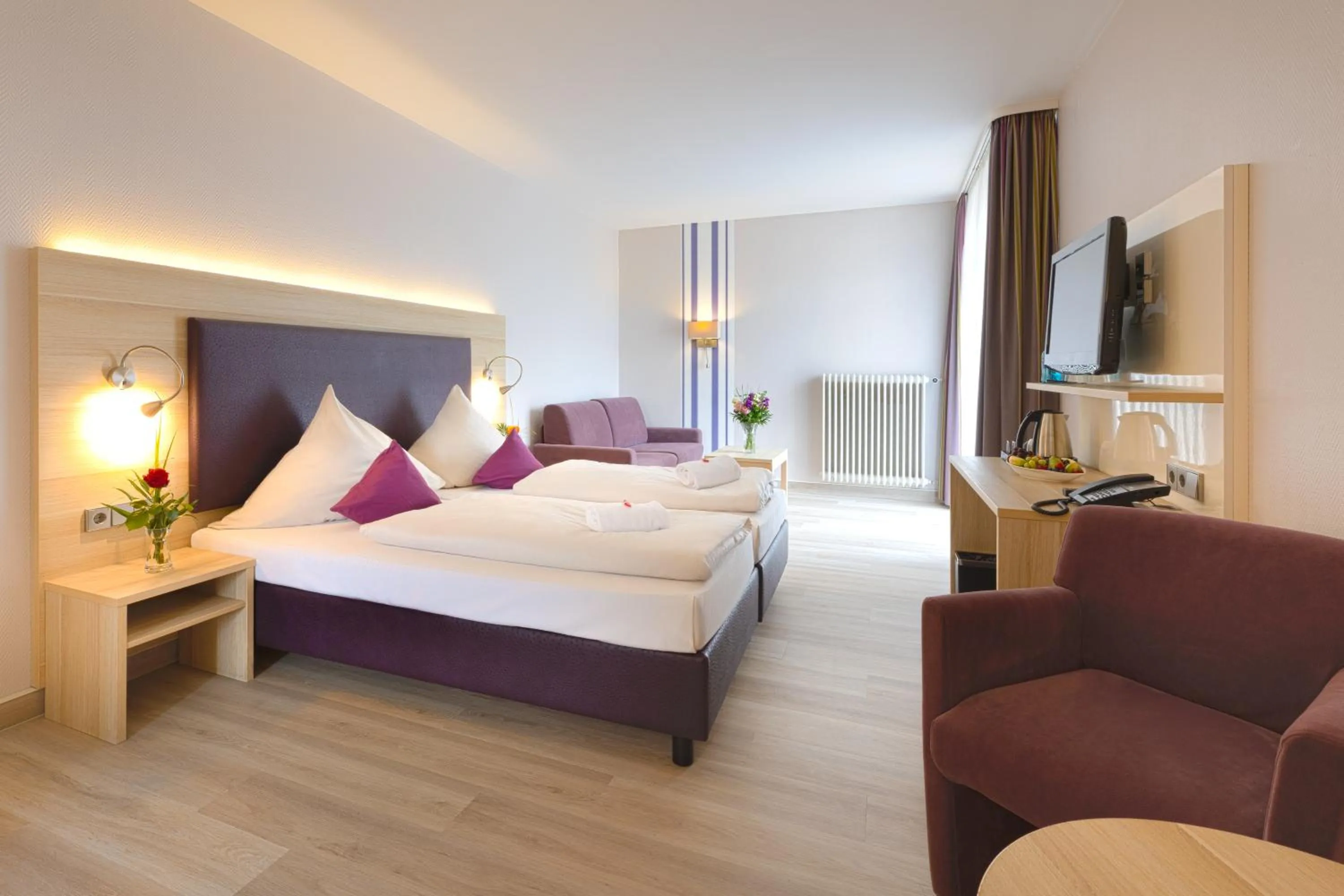 Photo of the whole room, Bed in Concorde Hotel am Leineschloss