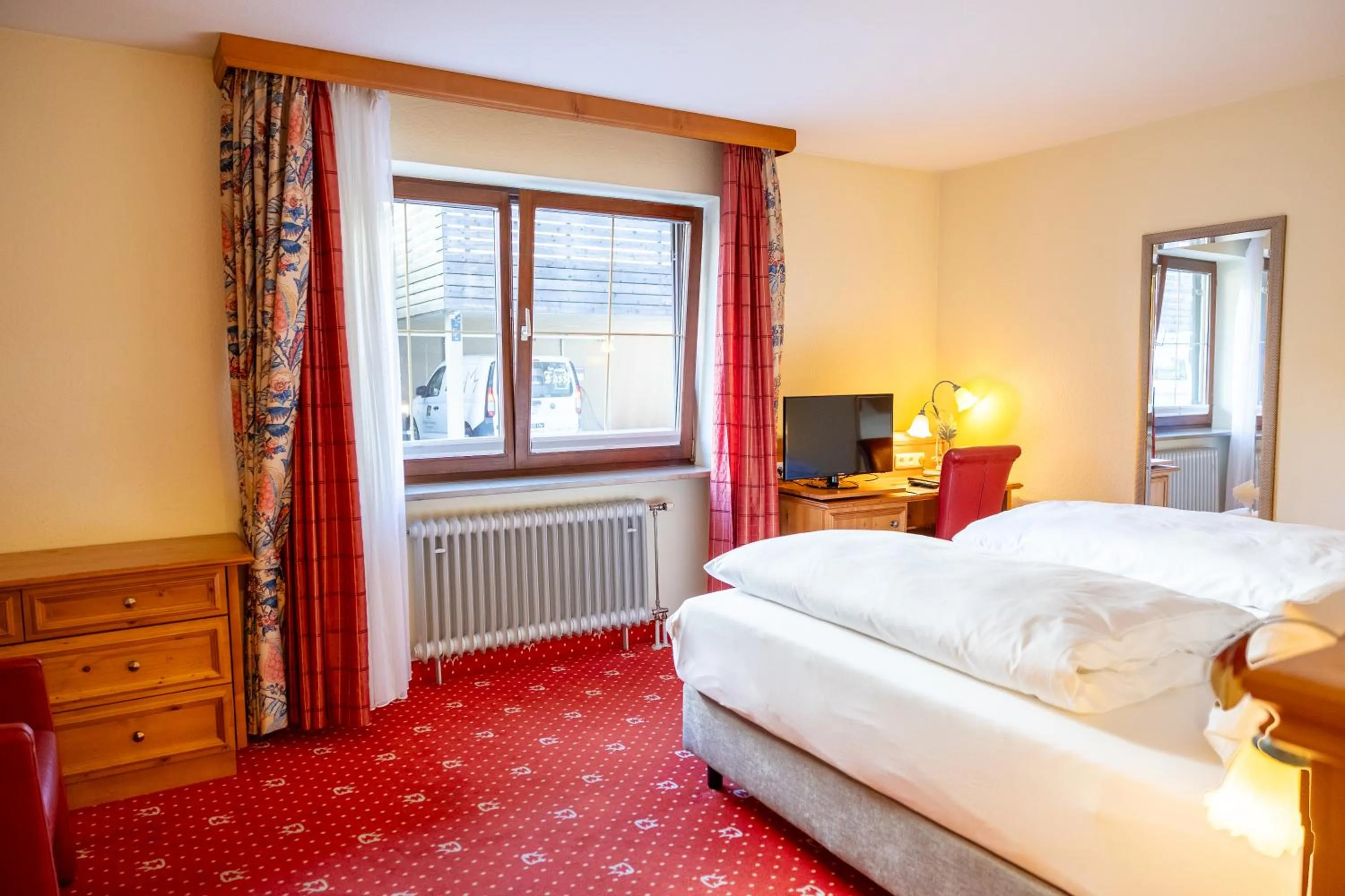 Bedroom, Bed in Alpenhotel Kronprinz