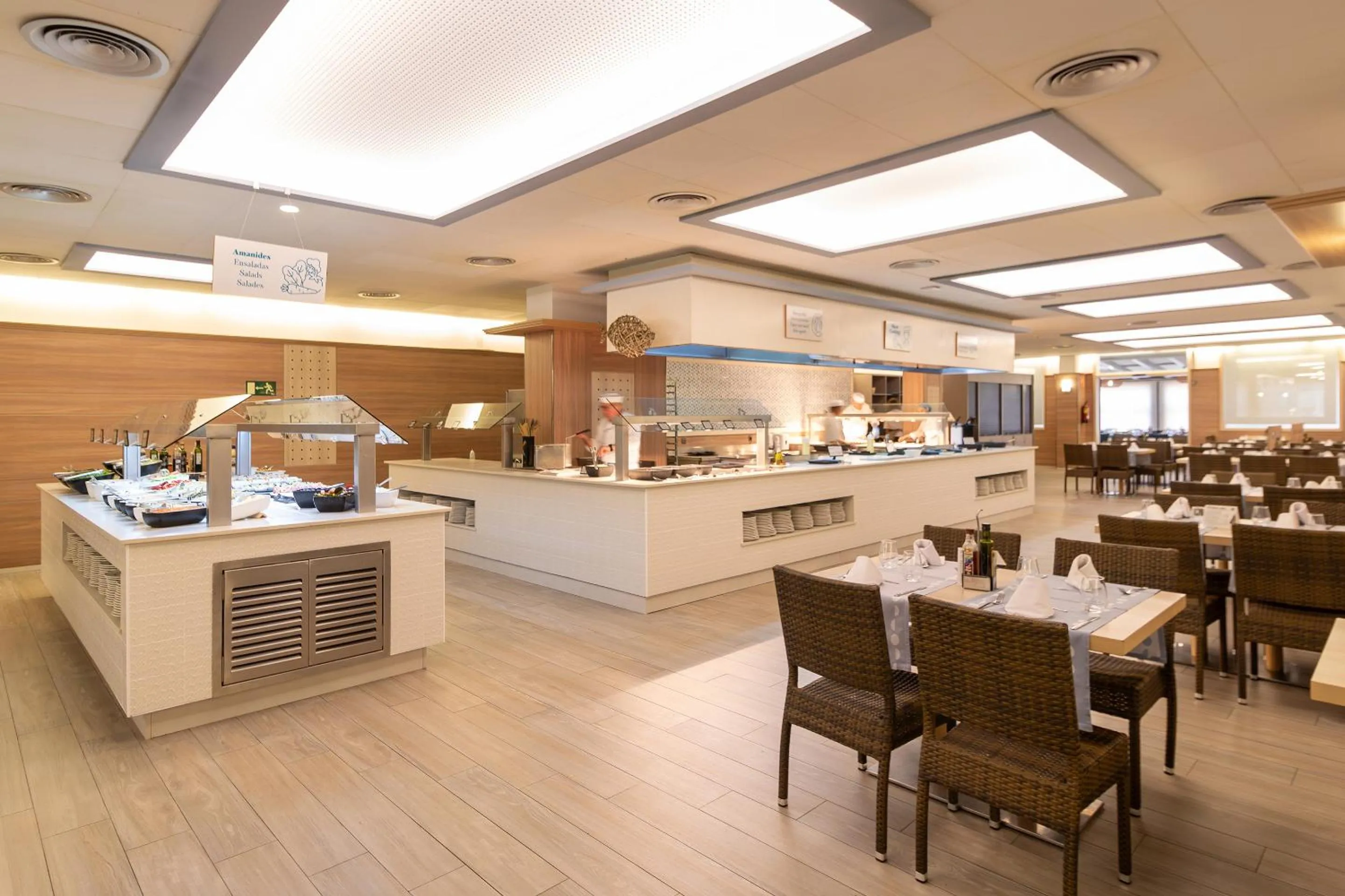 Restaurant/places to eat in Golden Avenida Family Suites 4*