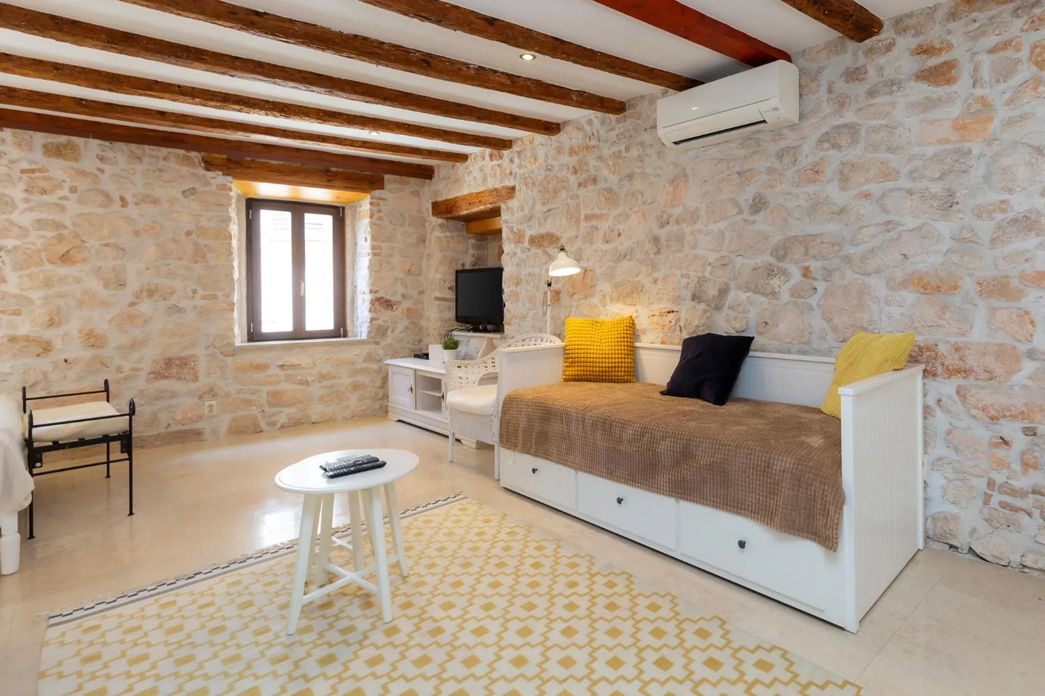 DeAmicis Studios by Irundo