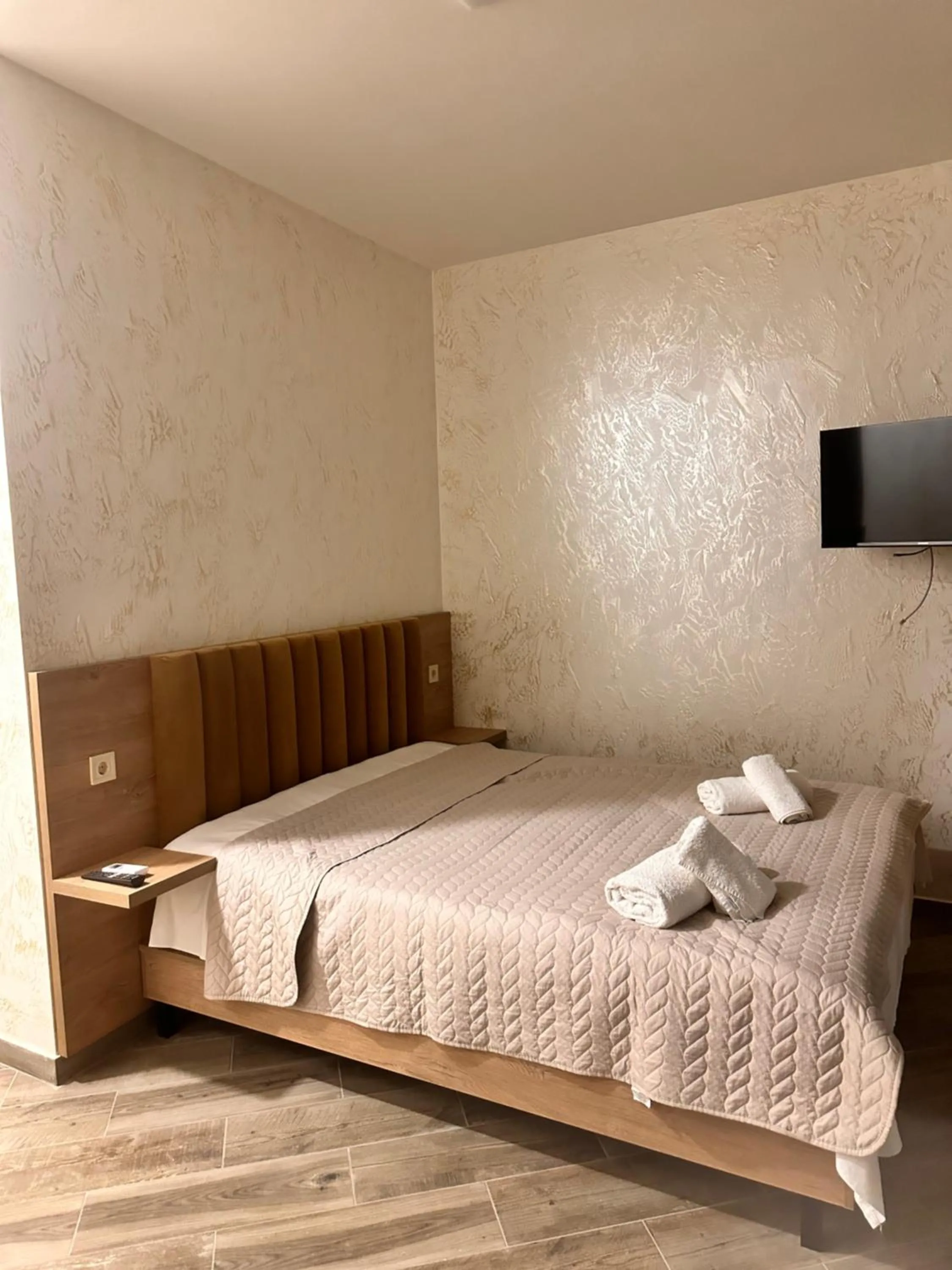 Photo of the whole room, Bed in Green Cape Tower