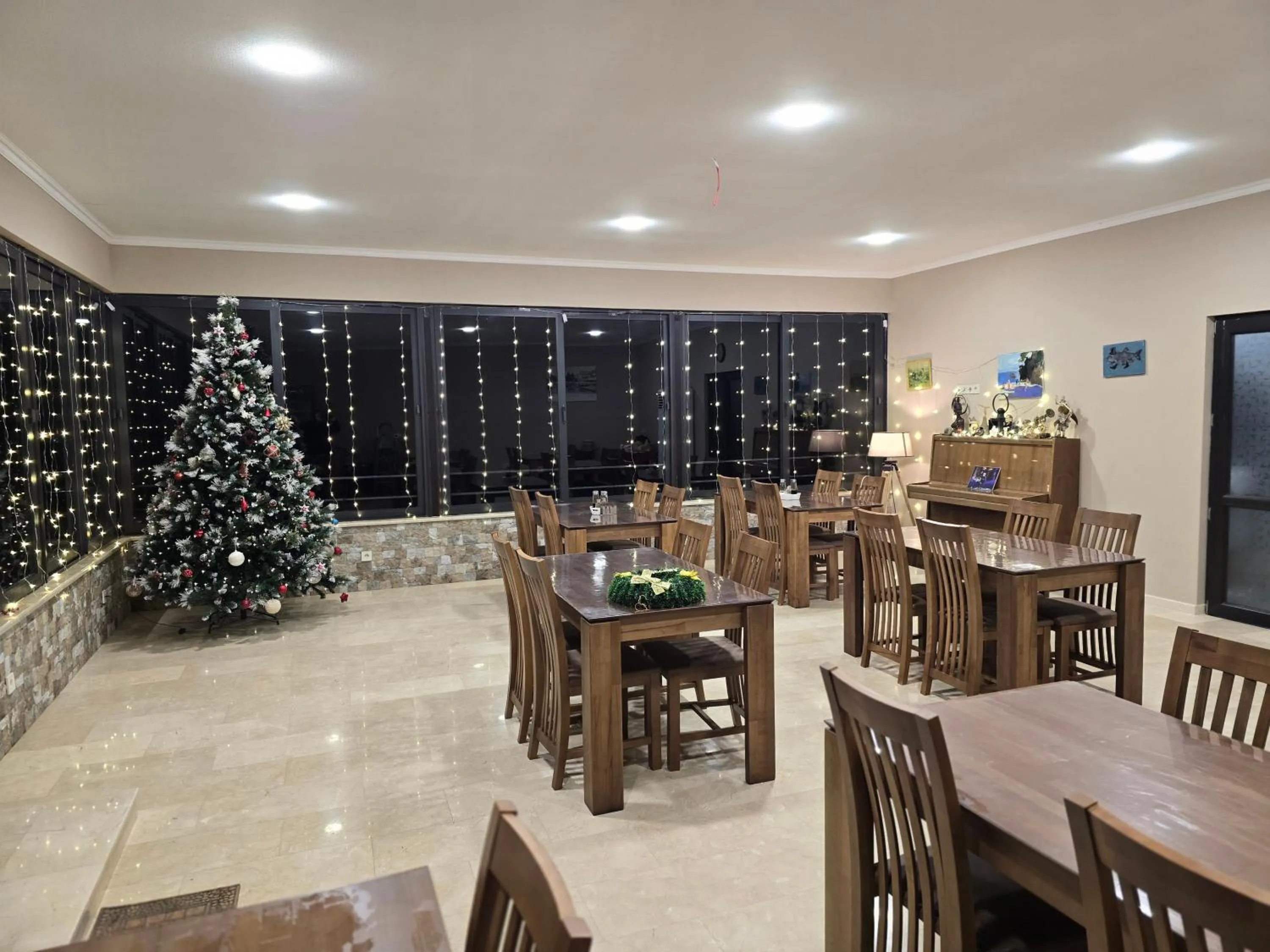 Restaurant/places to eat in Green Cape Tower