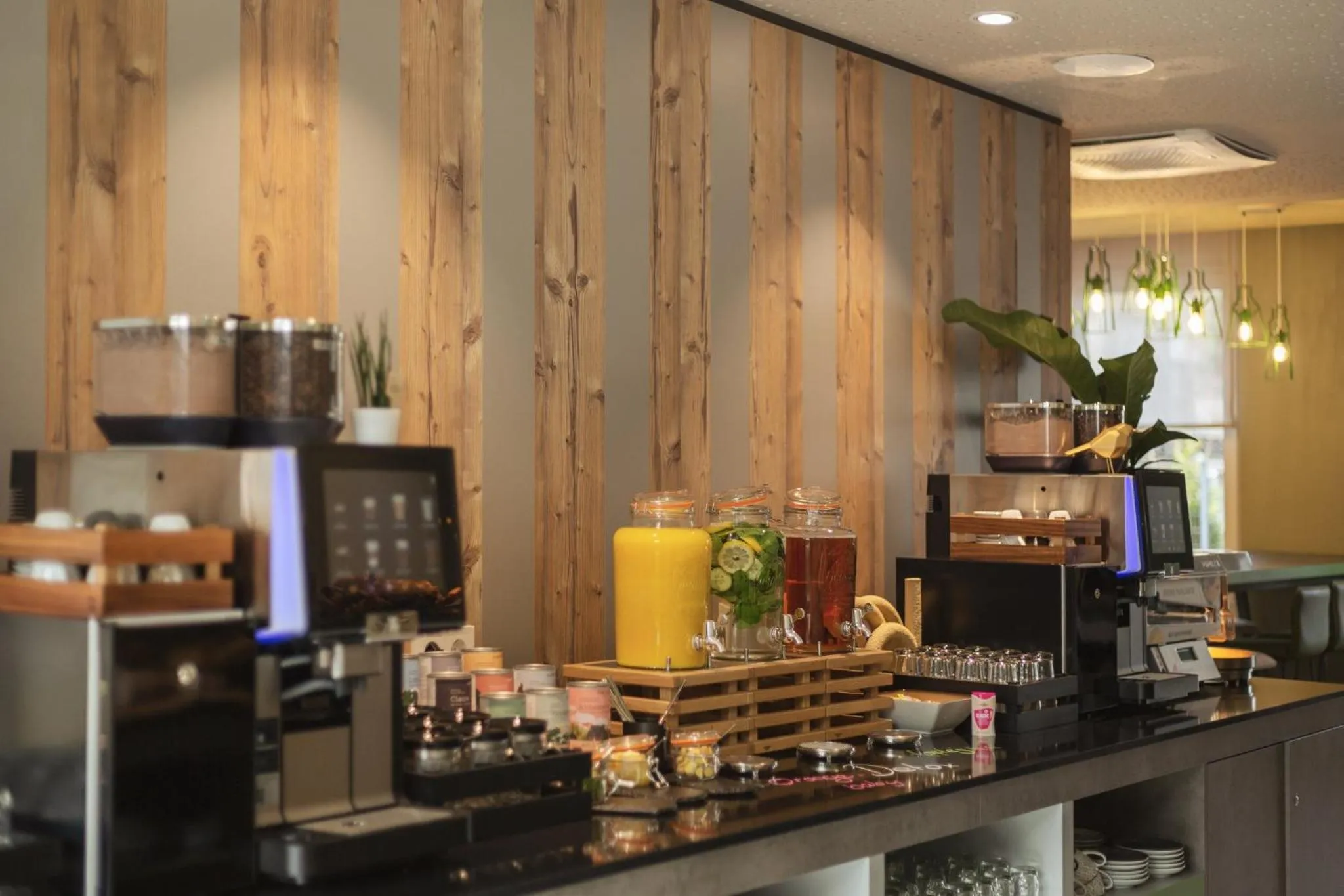 Restaurant/places to eat in Holiday Inn - the niu, Mill Cologne Mülheim by IHG