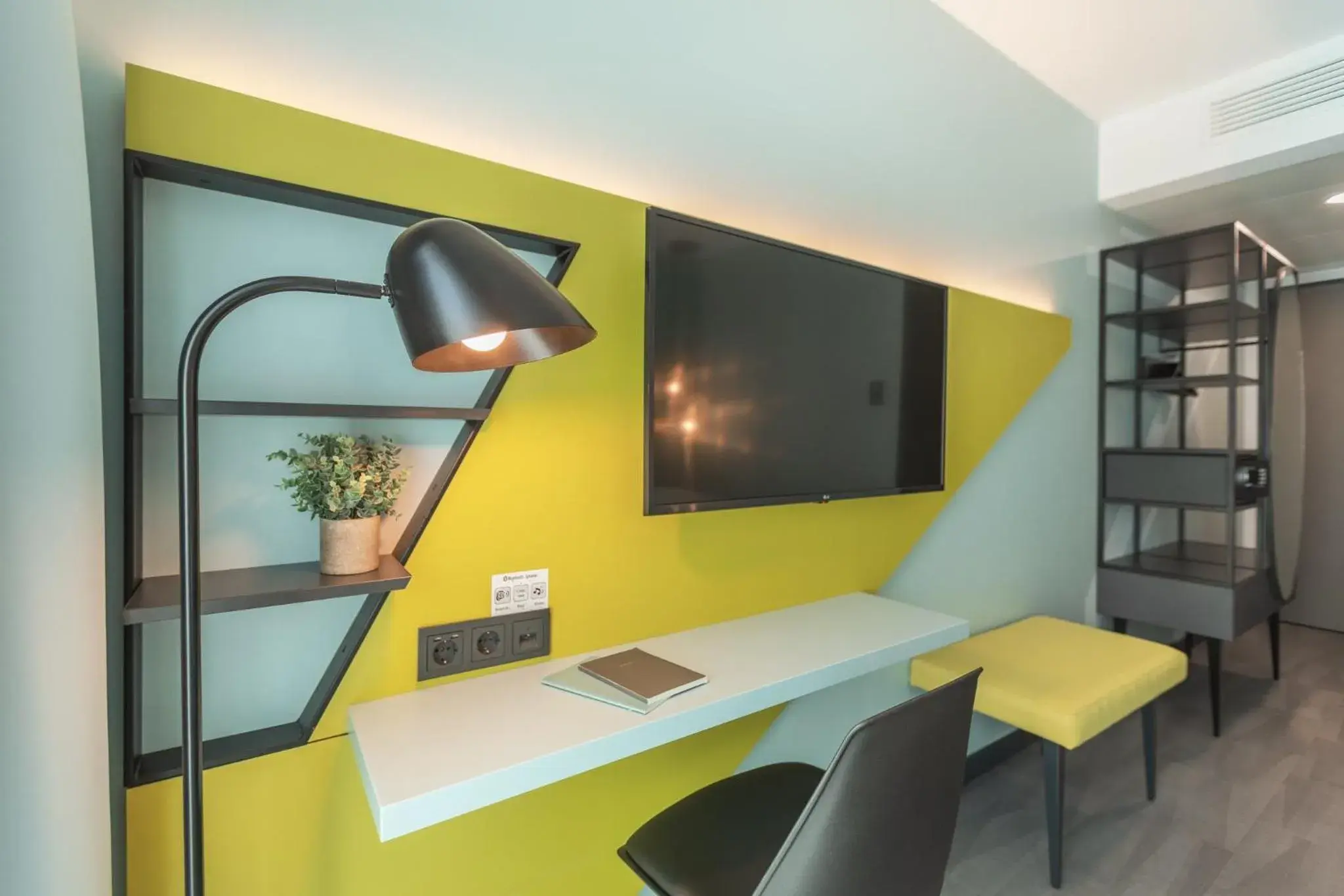 Photo of the whole room in Holiday Inn - the niu, Seven Dusseldorf Ost by IHG Photo of the whole room in Holiday Inn - the niu, Seven Dusseldorf Ost by IHG