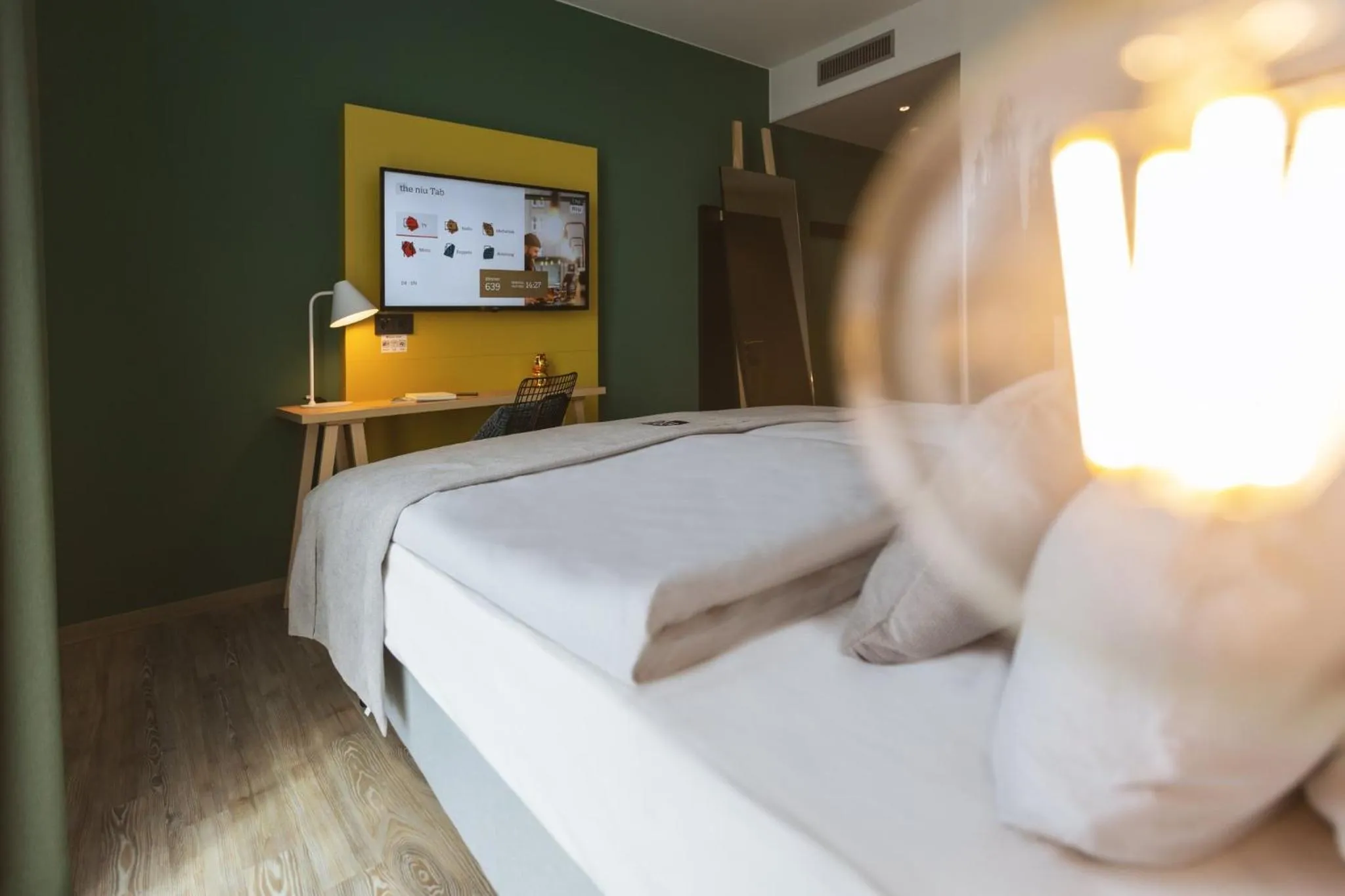 Photo of the whole room, Bed in Holiday Inn - the niu Tab Dusseldorf Main Station by IHG