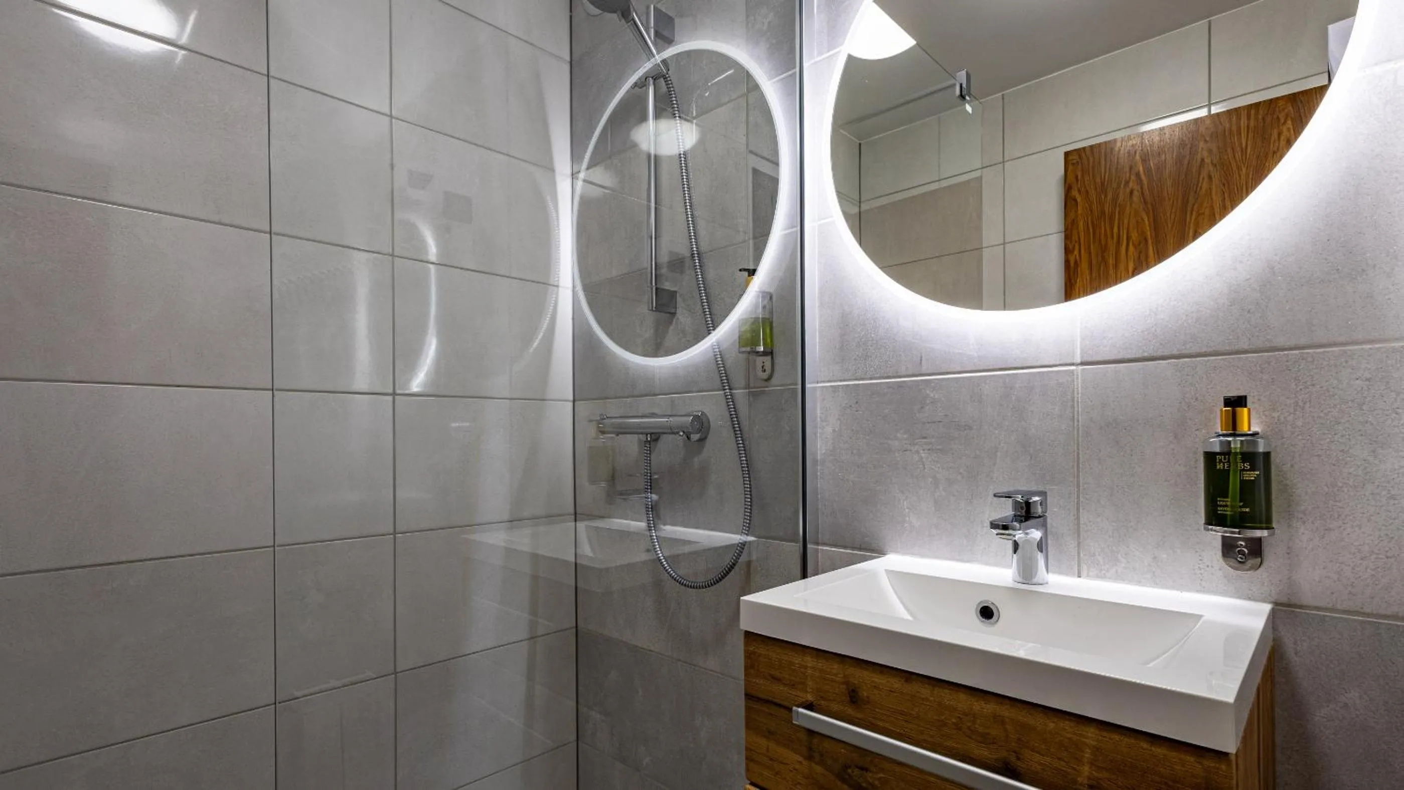 Shower in Hotel Lou Granva
